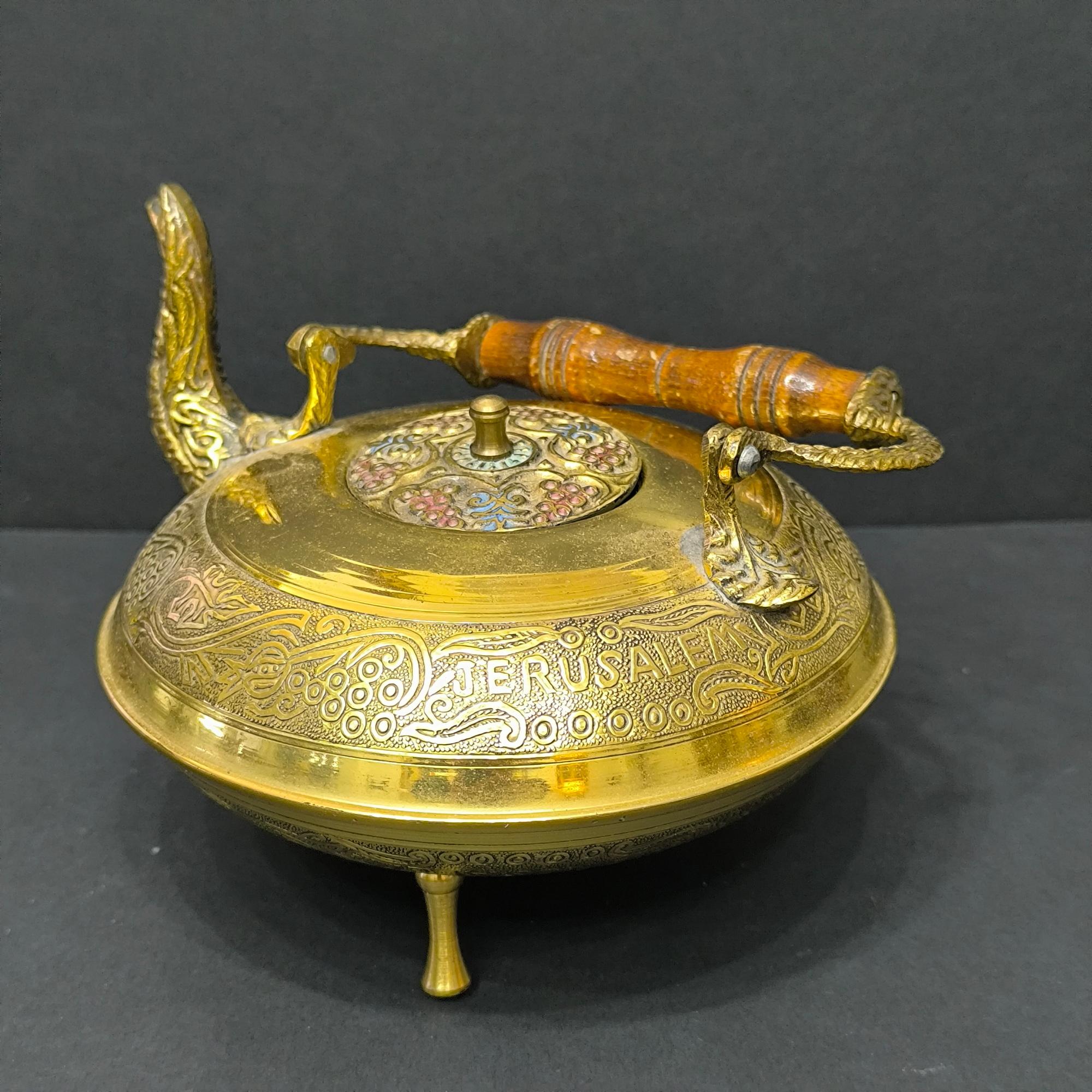 Candelieri Judaica d'epoca e teiera in ottone - Set perfetto da regalo e da collezione in vendita 6