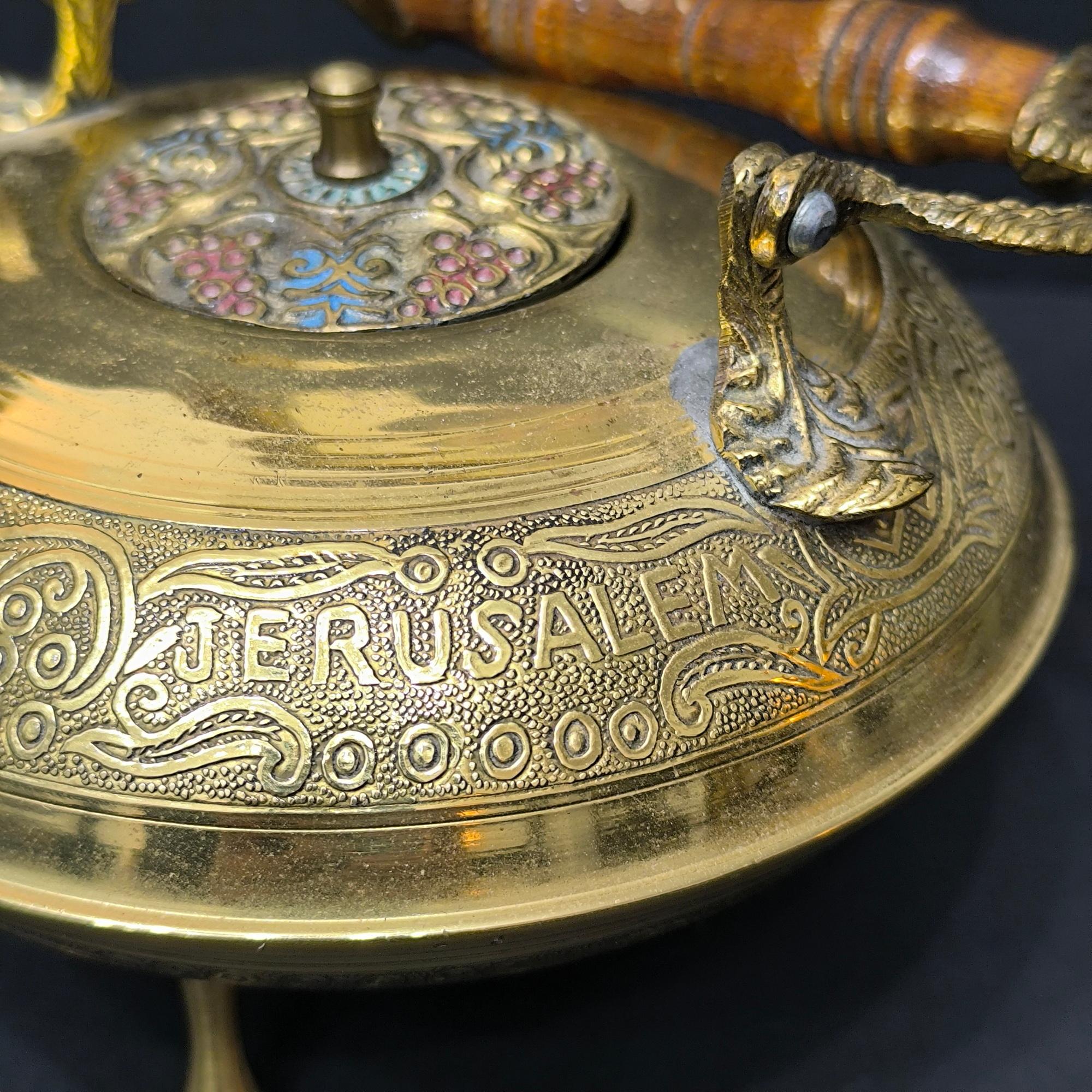Candelieri Judaica d'epoca e teiera in ottone - Set perfetto da regalo e da collezione in vendita 10