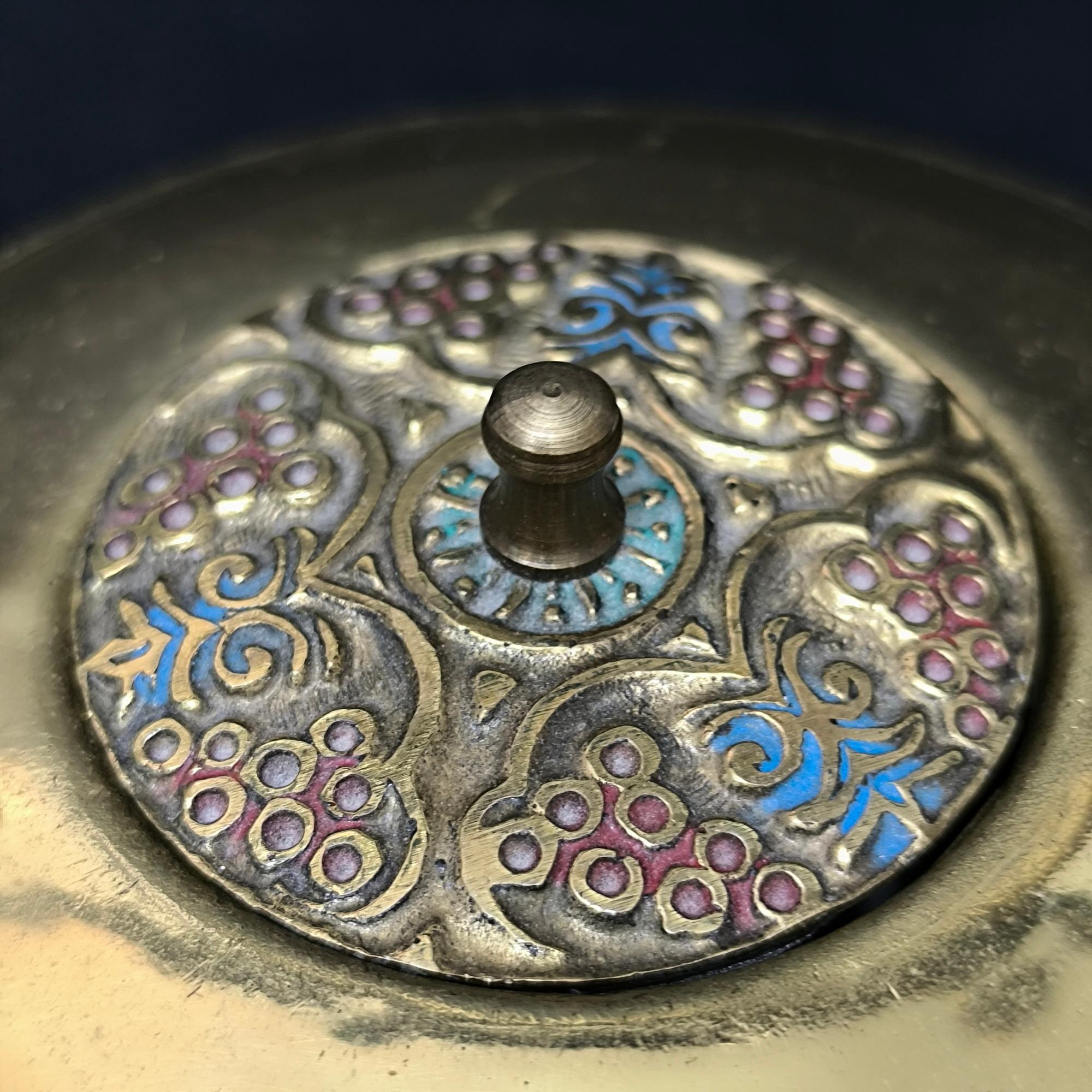 Candelieri Judaica d'epoca e teiera in ottone - Set perfetto da regalo e da collezione in vendita 11