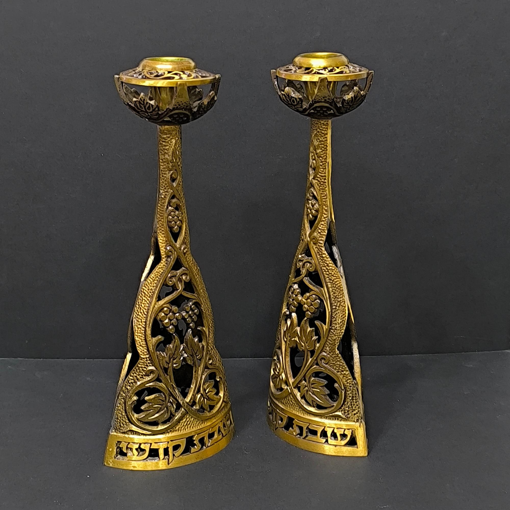 Fine XX secolo Candelieri Judaica d'epoca e teiera in ottone - Set perfetto da regalo e da collezione in vendita