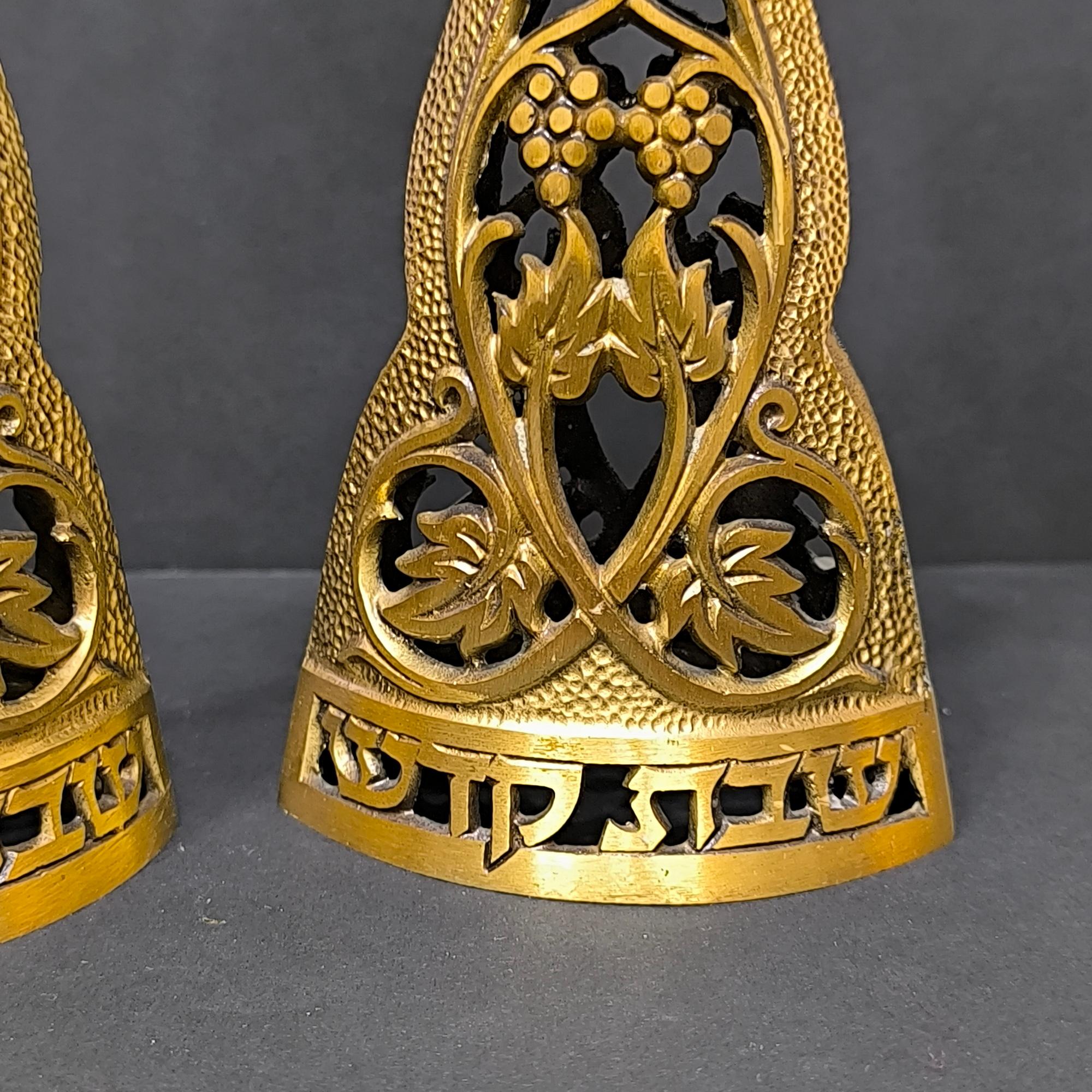 Candelieri Judaica d'epoca e teiera in ottone - Set perfetto da regalo e da collezione in vendita 1
