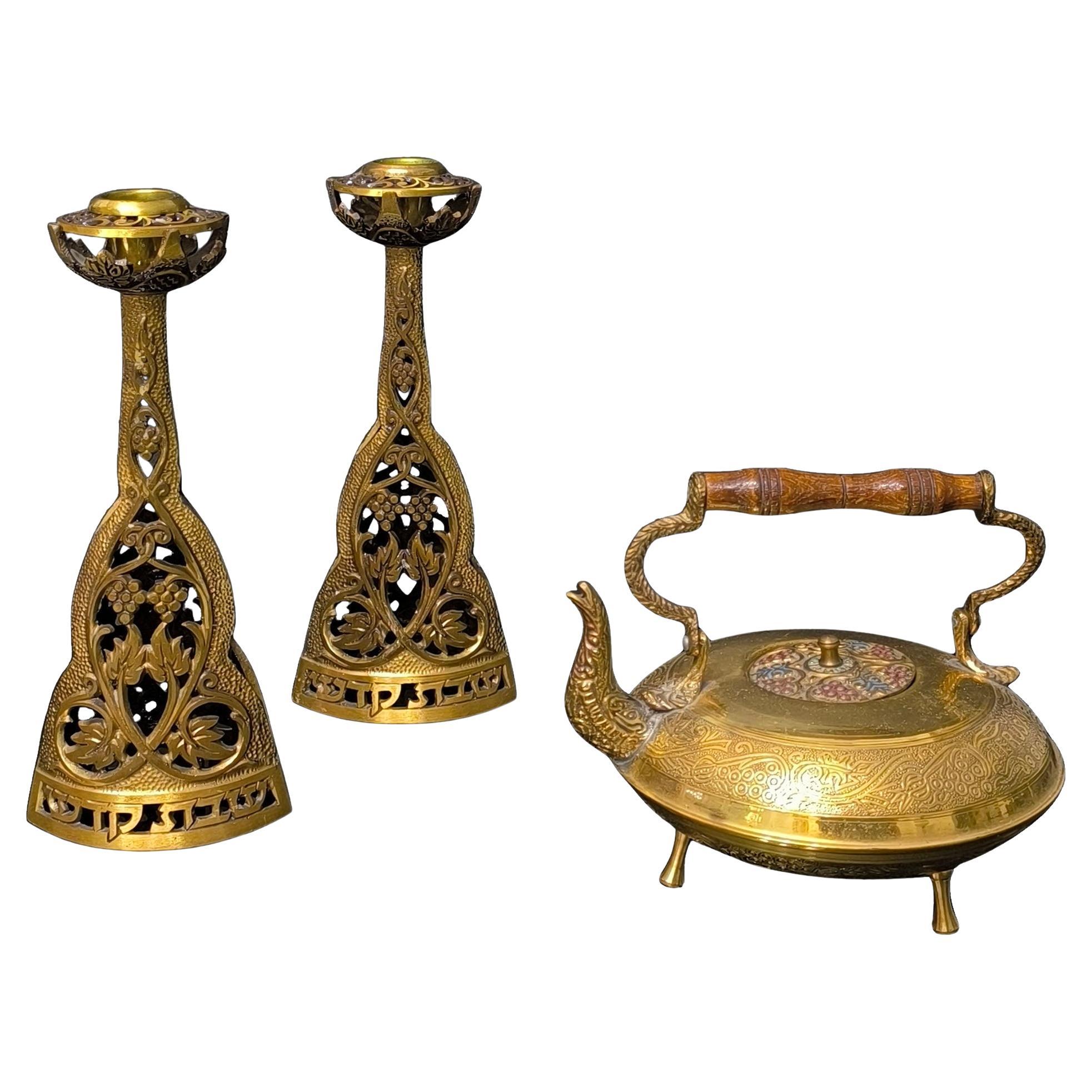 Candelieri Judaica d
epoca e teiera in ottone - Set perfetto da regalo e da collezione in vendita