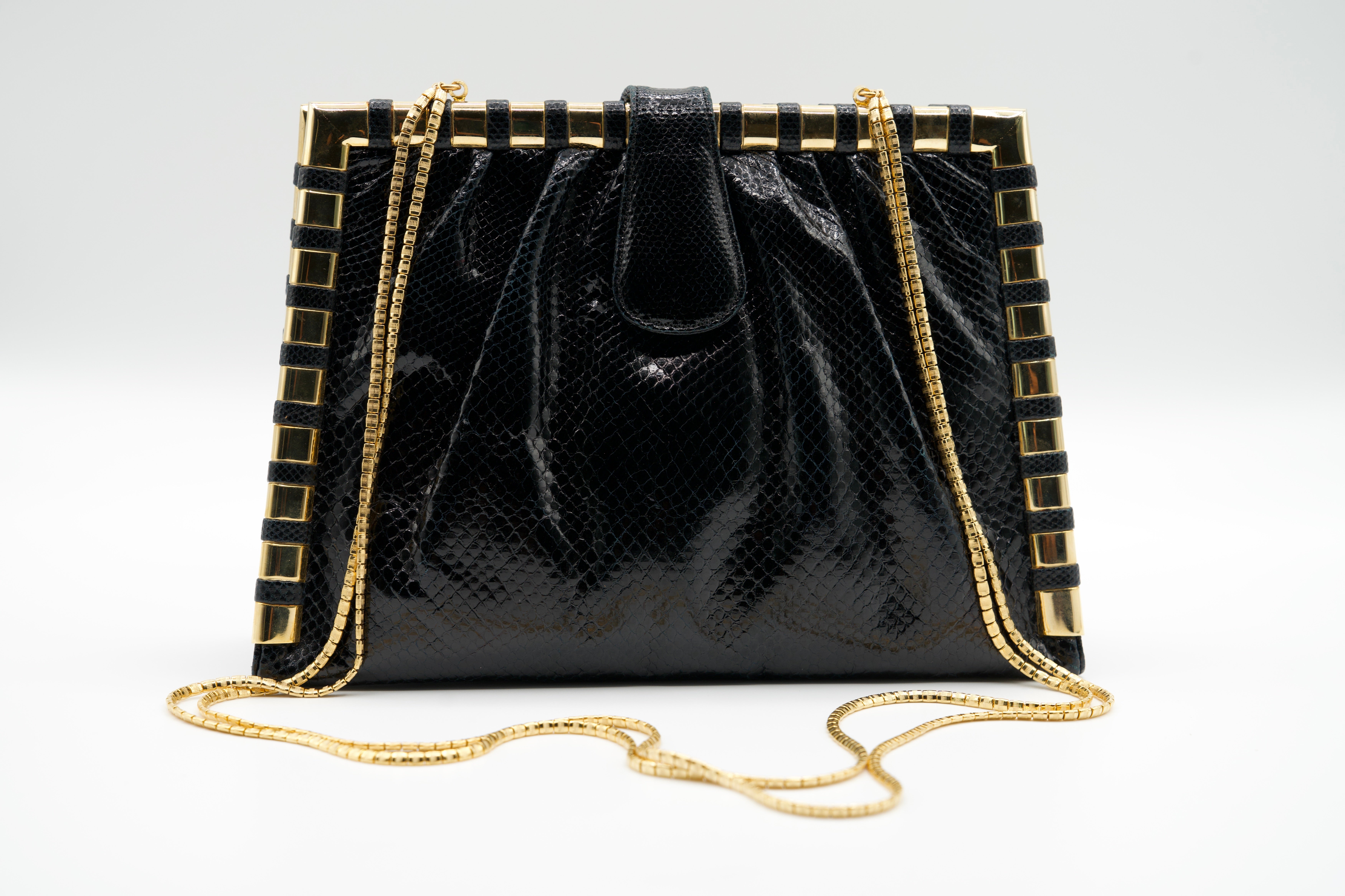 Judith Leiber fue una renombrada diseñadora húngaro-estadounidense conocida por sus lujosos y artísticos bolsos. Fundada en 1963, su marca se convirtió en sinónimo de elegancia y artesanía, a menudo con diseños intrincados y materiales opulentos