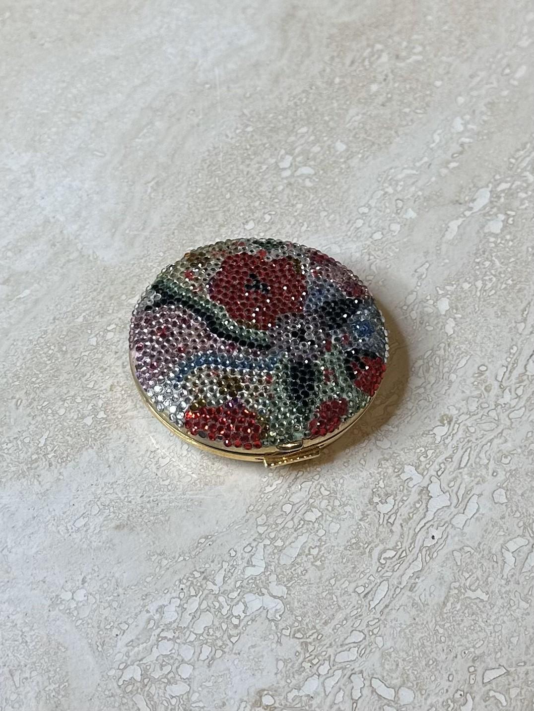 Uno specchio vintage Judith Leiber Bedazzled Compact è un pezzo di lusso e iconico della storia degli accessori che combina l'artigianato di alto livello con lo sfarzo e il glamour di strass e cristalli. Judith Leiber è famosa per le sue borse, le