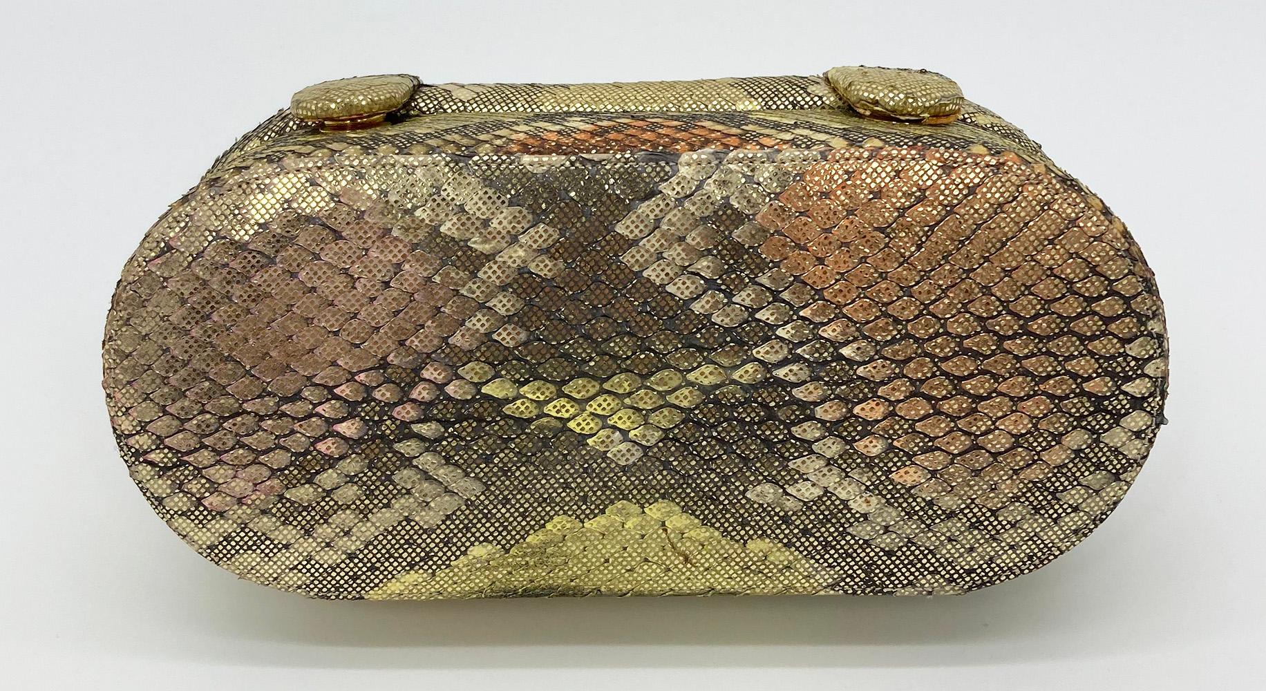 Bolso vintage Judith Leiber Piel de serpiente pitón oro rosa 007 James Bond en Bueno estado para la venta en Philadelphia, PA