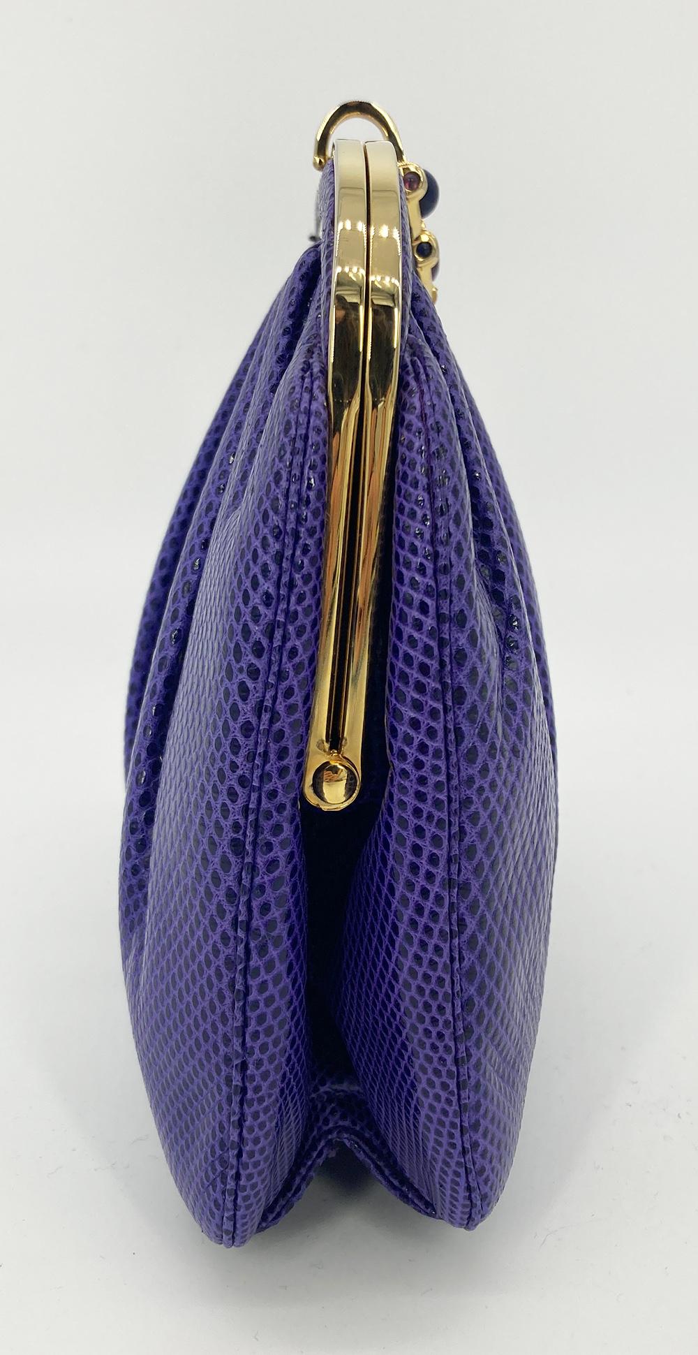 Pochette vintage in lucertola viola di Judith Leiber, anni '80, in ottime condizioni. Pelle di lucertola viola rifinita con hardware dorato e pietre lapis e quarzo. La chiusura superiore a scatto si apre su un interno in nylon viola con una tasca