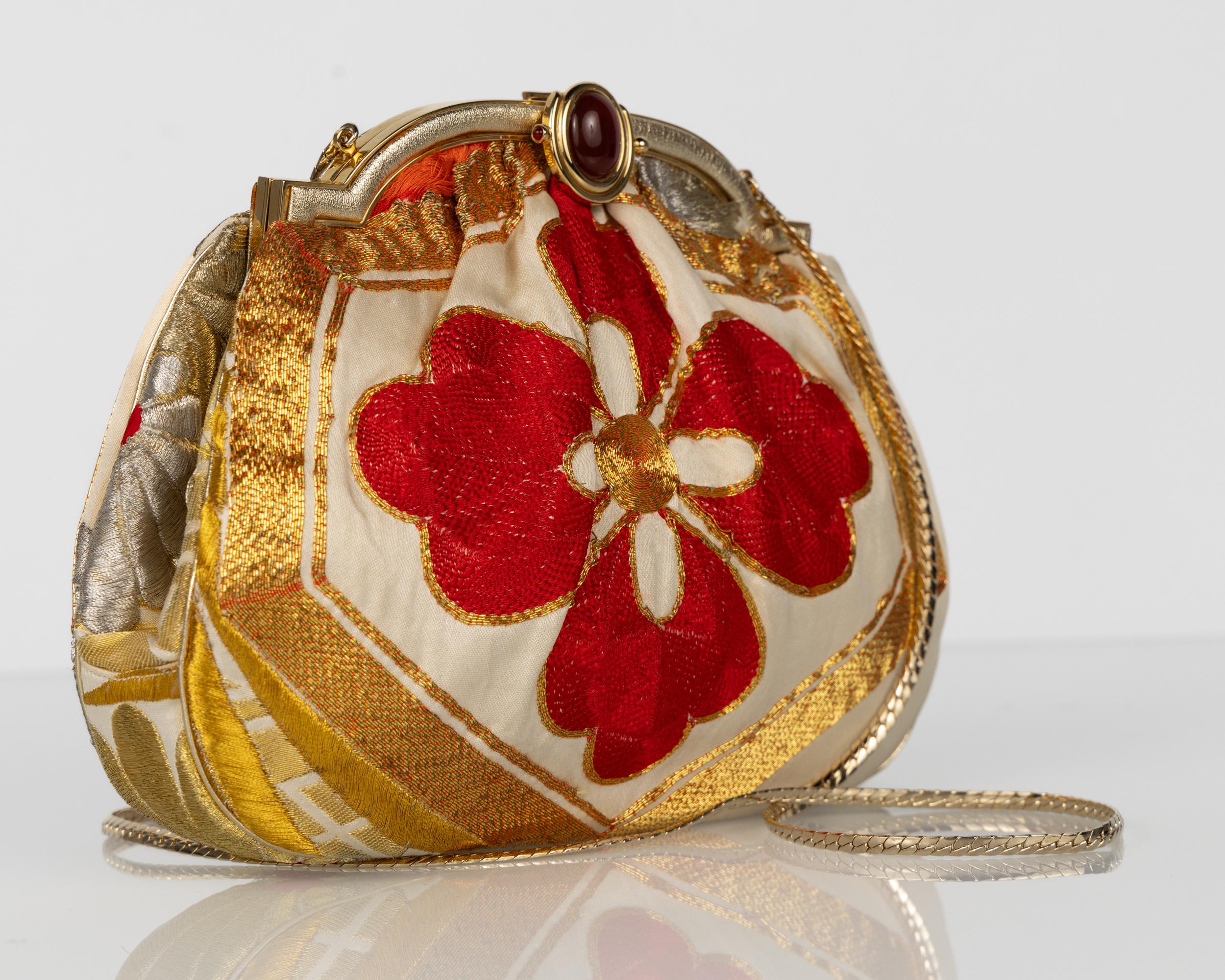 Bolso de mano convertible vintage Judith Leiber en seda obi roja y dorada en venta 5