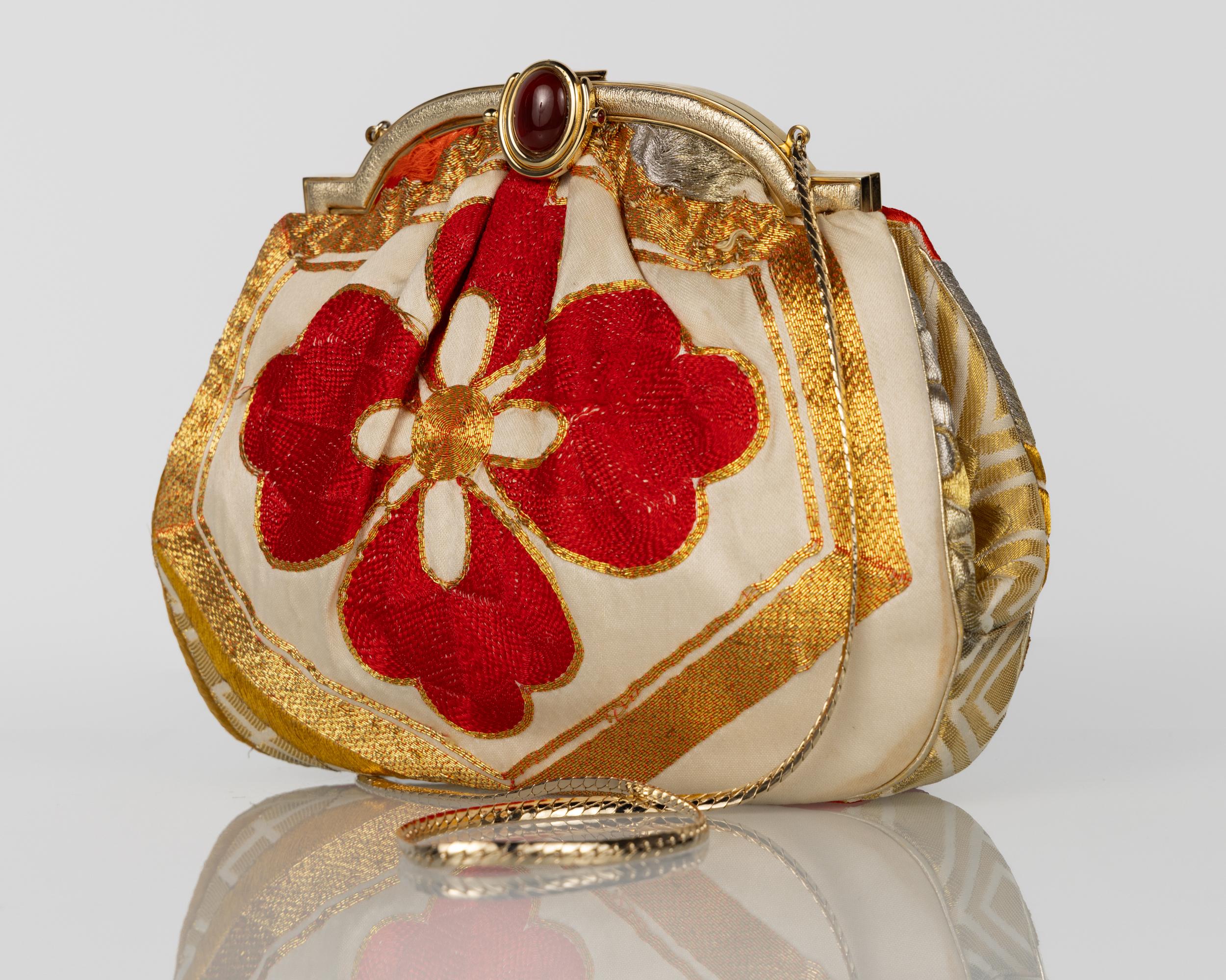 Bolso de mano convertible vintage Judith Leiber en seda obi roja y dorada en venta 1
