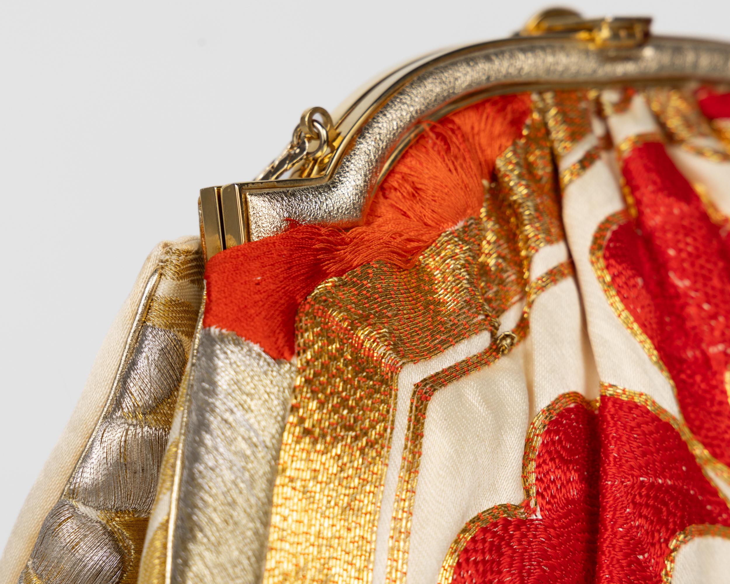 Bolso de mano convertible vintage Judith Leiber en seda obi roja y dorada en venta 2