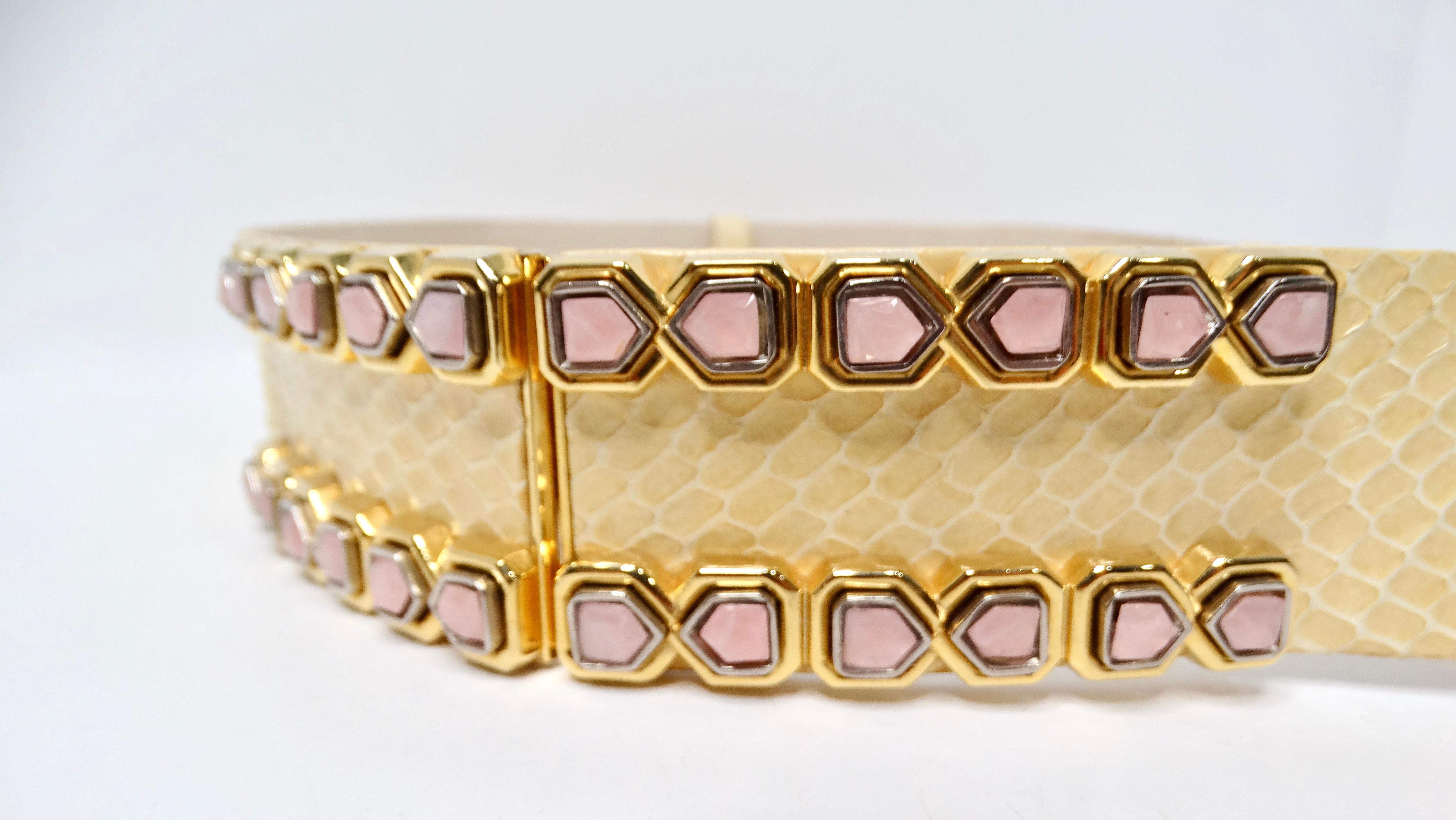 Célébrez l'élégance intemporelle de la ceinture Vintage Judith Leiber en peau de serpent, un accessoire époustouflant qui rehausse n'importe quelle tenue. Confectionnée en luxueux cuir de serpent fantaisie jaune crème, cette ceinture est ornée de
