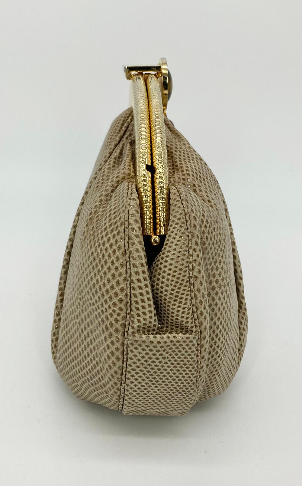 Pochette Vintage Judith Leiber en lézard fauve en excellent état. Extérieur en lézard brun garni d'éléments dorés. Des pierres précieuses rondes en cabochon d'oeil de tigre et de grenat au sommet. La fermeture à loquet s'ouvre sur un intérieur en