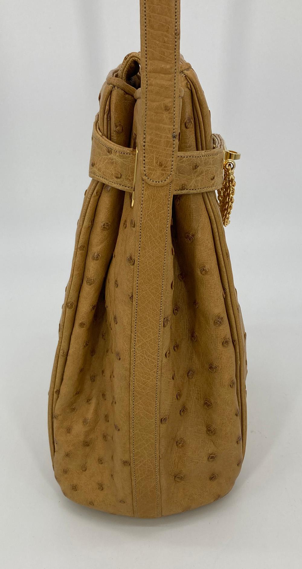 Vintage Judith Leiber Tan Ostrich Kelly Lock Shoulder Bag In Excellent Condition For Sale In Philadelphia, PA