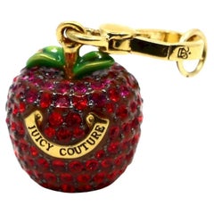 Vintage Juicy Couture Colgante de Manzana con Pedrería en Tono Dorado Vintage Juicy Couture Colgante de Manzana con Pedrería en Tono Dorado