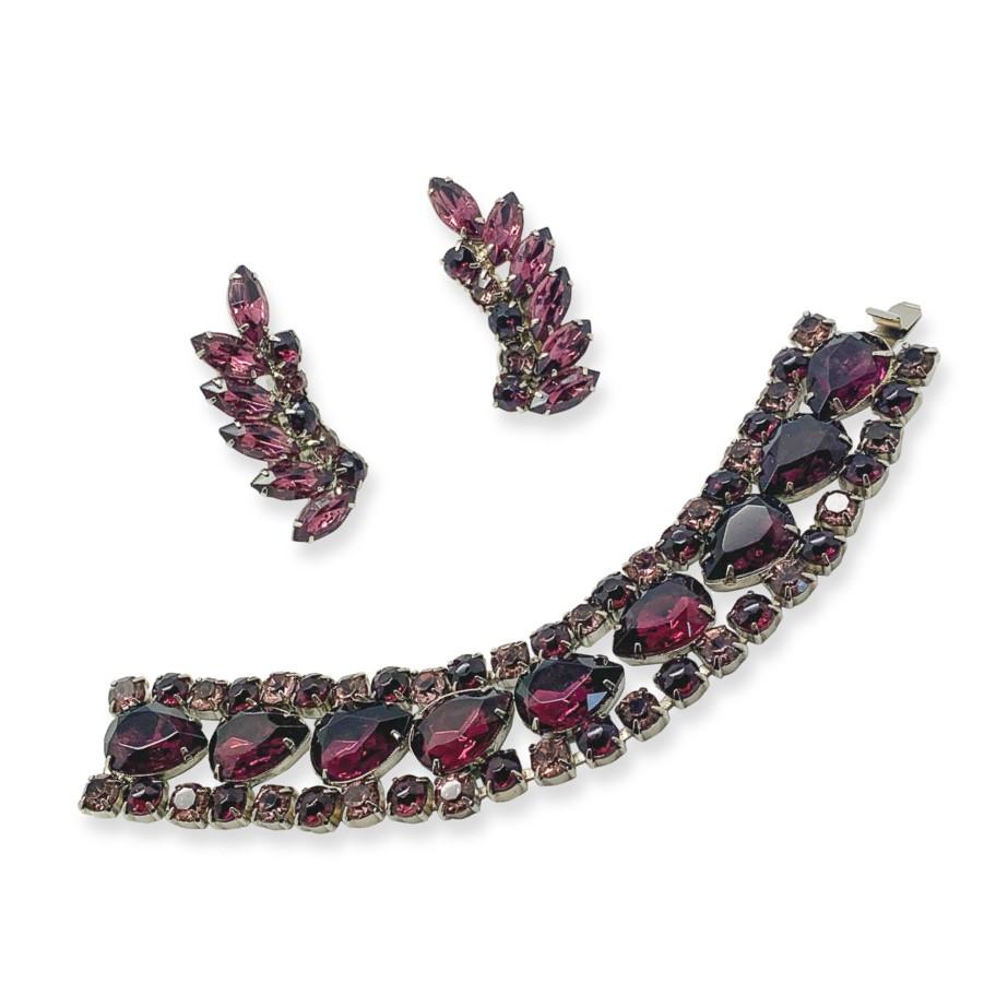 Una pulsera vintage de amatista y pendientes trepadores. Con adorables cristales tallados de fantasía en color amatista. La pulsera está montada con cristales engarzados en forma de pera y chatón. Fabulosos pendientes estilo trepador montados con