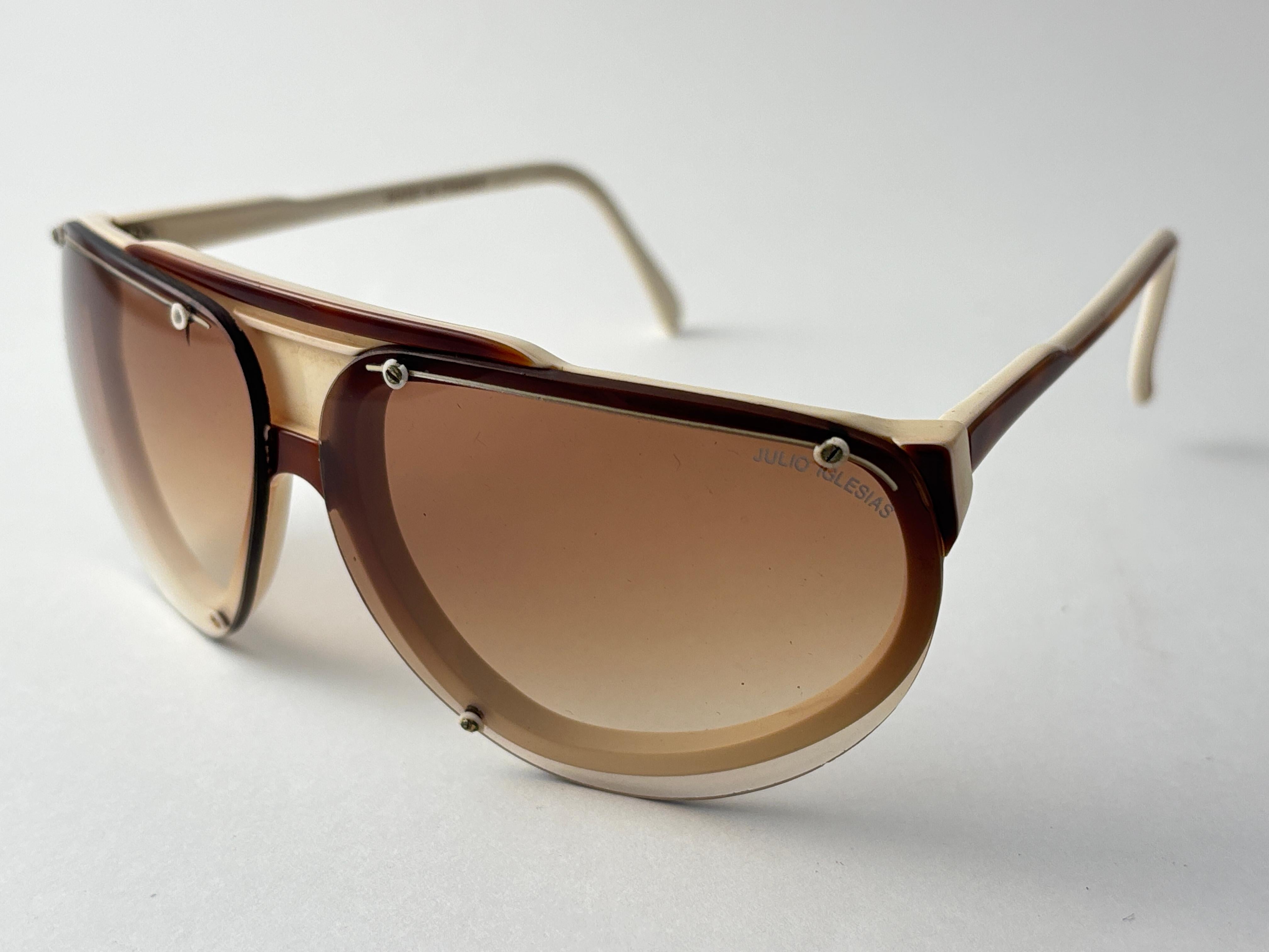 Vintage Julio Iglesias Aviator Beige & Braun Sonnenbrille 1980 Made in France (Grau) im Angebot