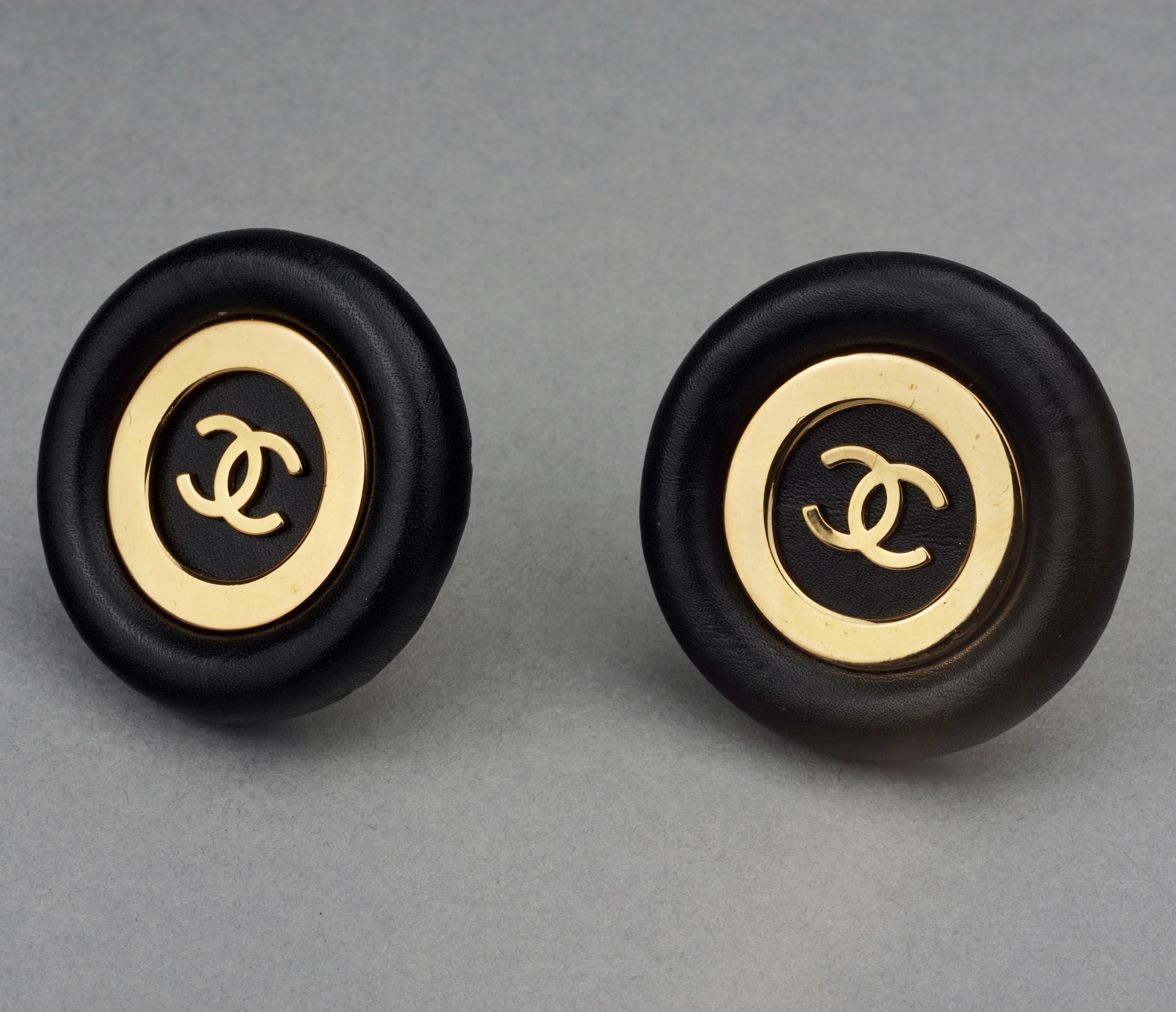 Vintage Jumbo CHANEL CC Logo Lambskin Leather Disc Earrings In Excellent Condition For Sale In Kingersheim, Alsace