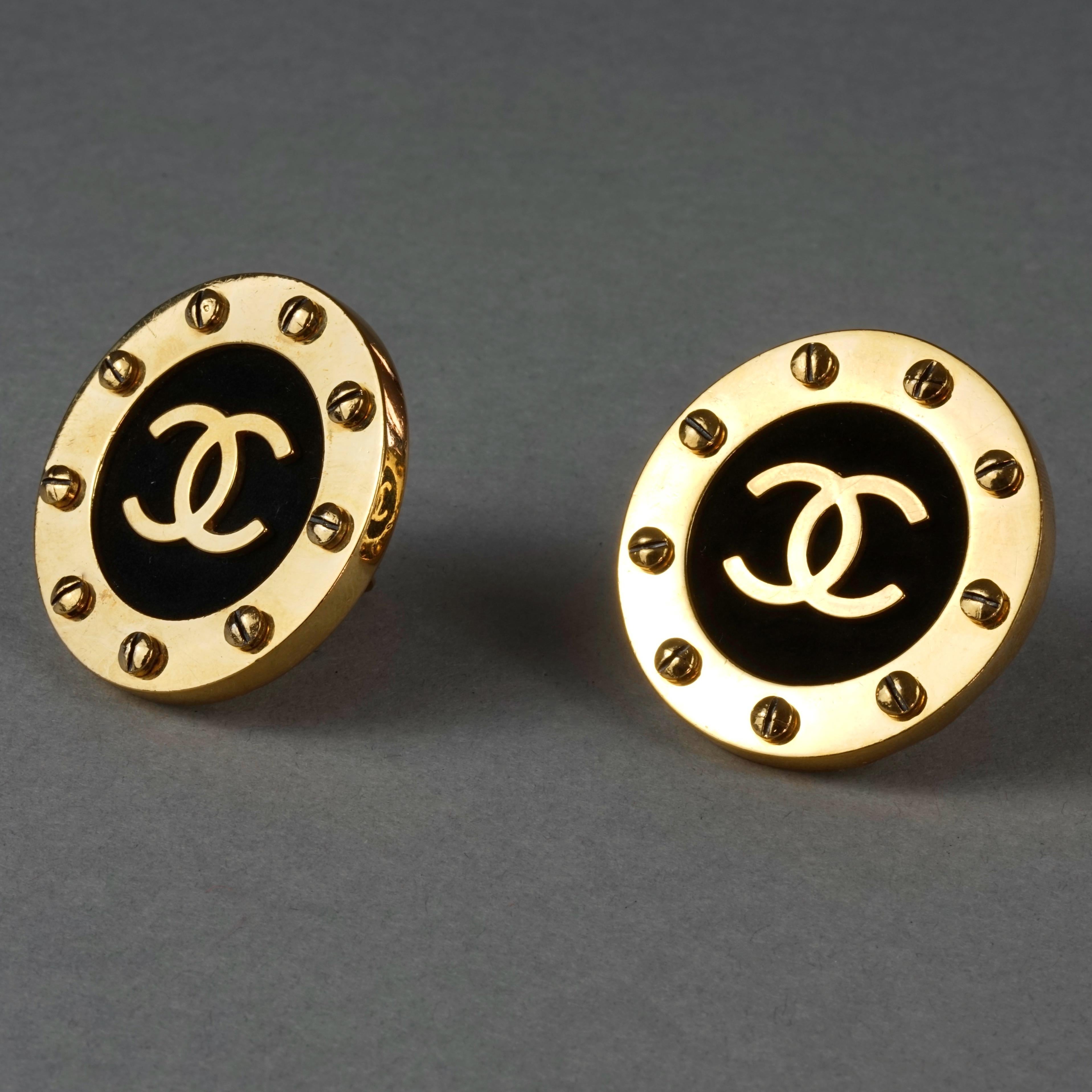 Vintage Jumbo CHANEL CC Logo Screw Disc Earrings In Good Condition For Sale In Kingersheim, Alsace