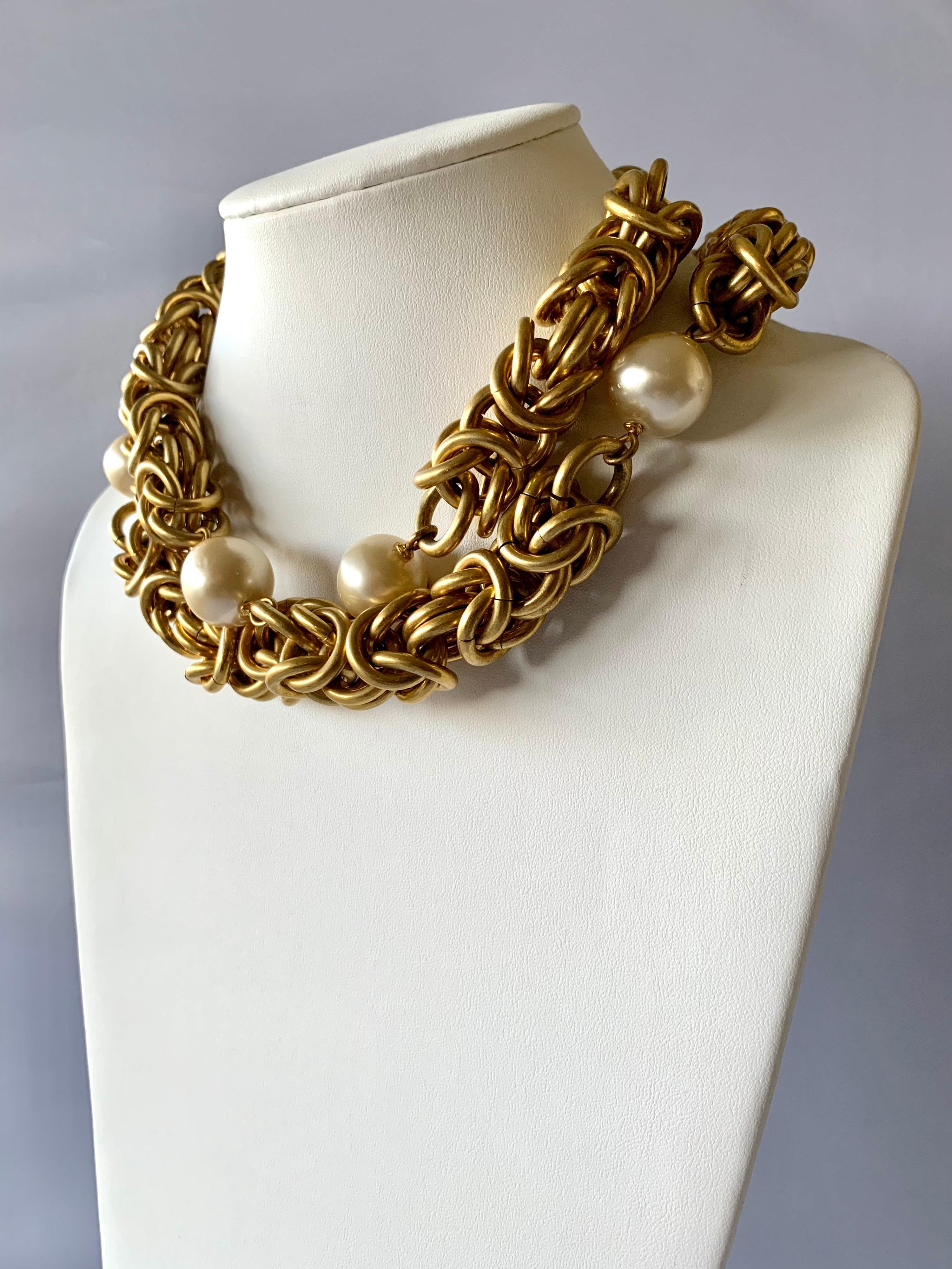 Vintage important Chanel runway gold-tone rope-link necklace with fixed faux pearls stations and spring clasp closure signed Chanel from the Fall/Winter 1994 collection. The necklace is large in scale and can be doubled around the neck.

In 1994