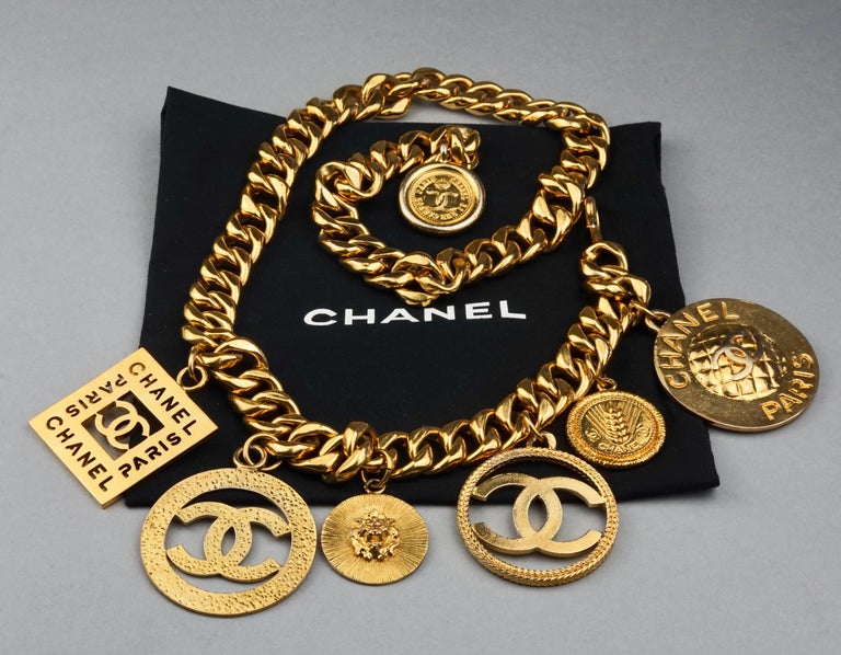 Vintage Jumbo CHANEL Iconic Logo Medallion Charm Necklace Belt In Good Condition For Sale In Kingersheim, Alsace