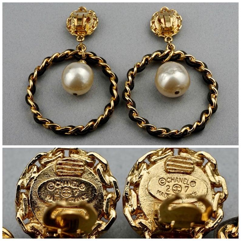 Vintage Jumbo CHANEL Logo Pearl Leather Chain Hoop Earrings In Good Condition In Kingersheim, Alsace
