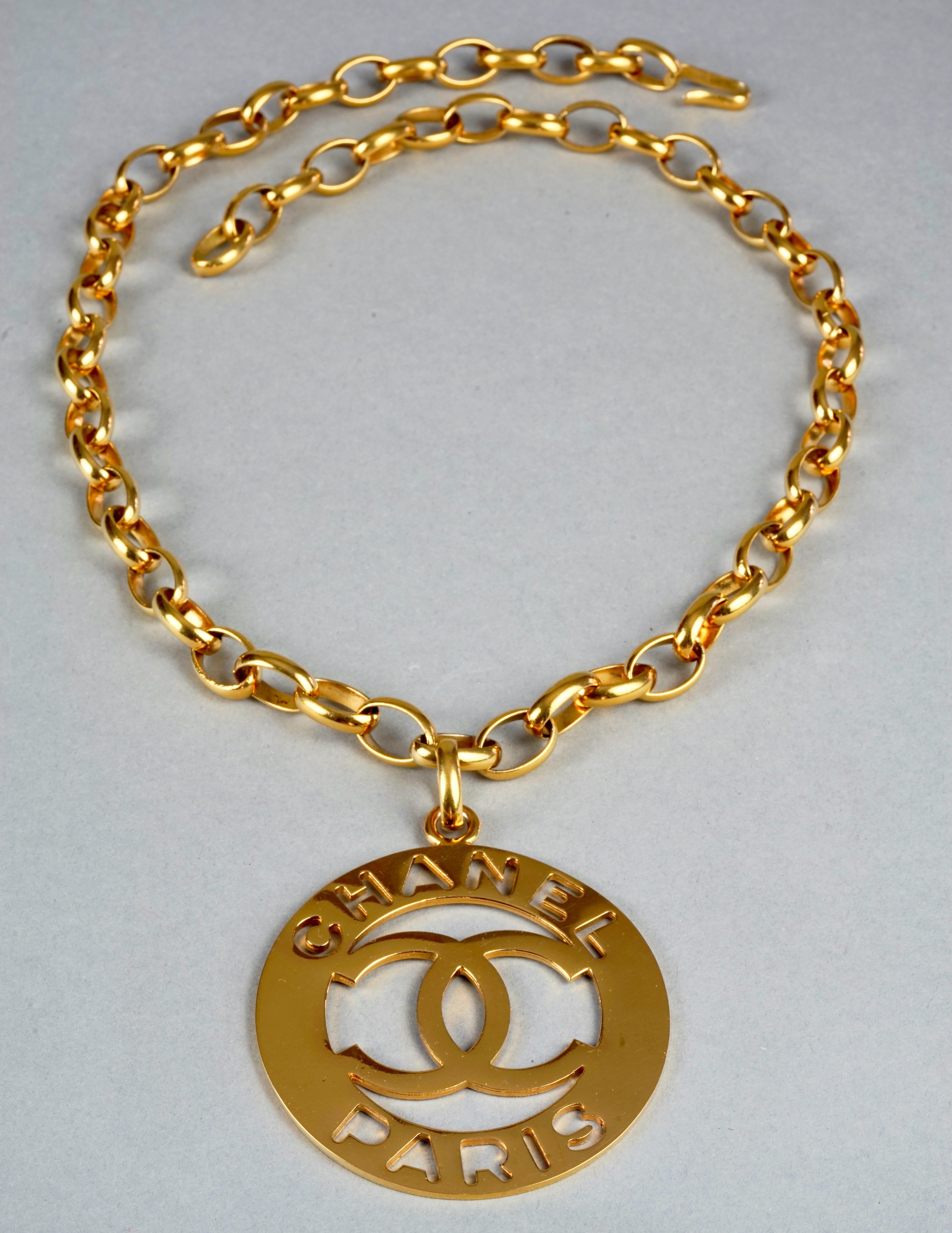 Vintage Jumbo CHANEL PARIS Cutout Logo Medallion Necklace In Excellent Condition For Sale In Kingersheim, Alsace