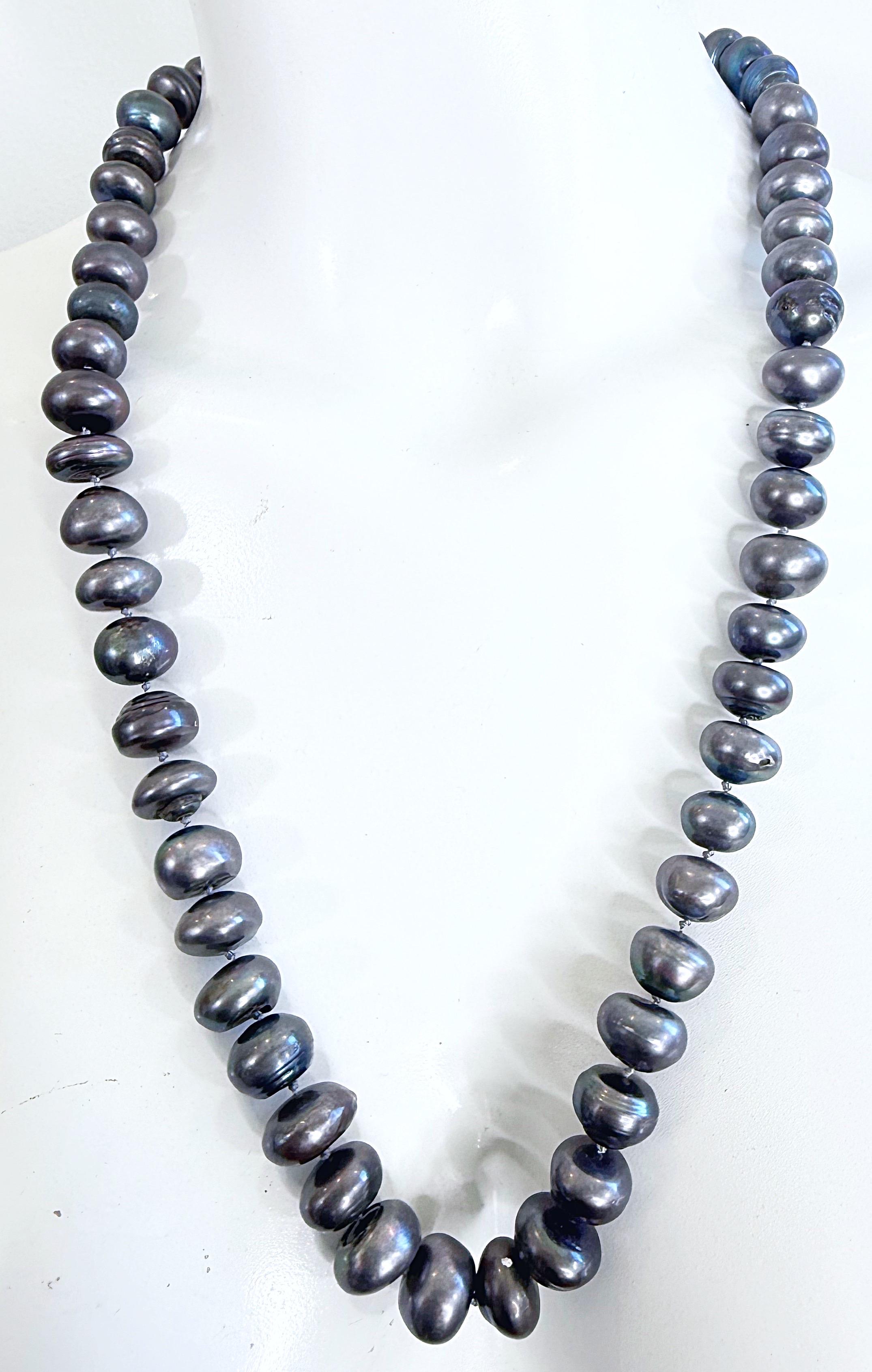 Diese beeindruckende Vintage-Halskette besteht aus 59 Jumbo-Tahiti-Barockperlen, von denen jede ca. 11 bis 15 mm groß ist und ein reiches, natürliches Schillern ausstrahlt. Diese Perlen mit ihren pfauengrünen, silbernen, pflaumenfarbenen und