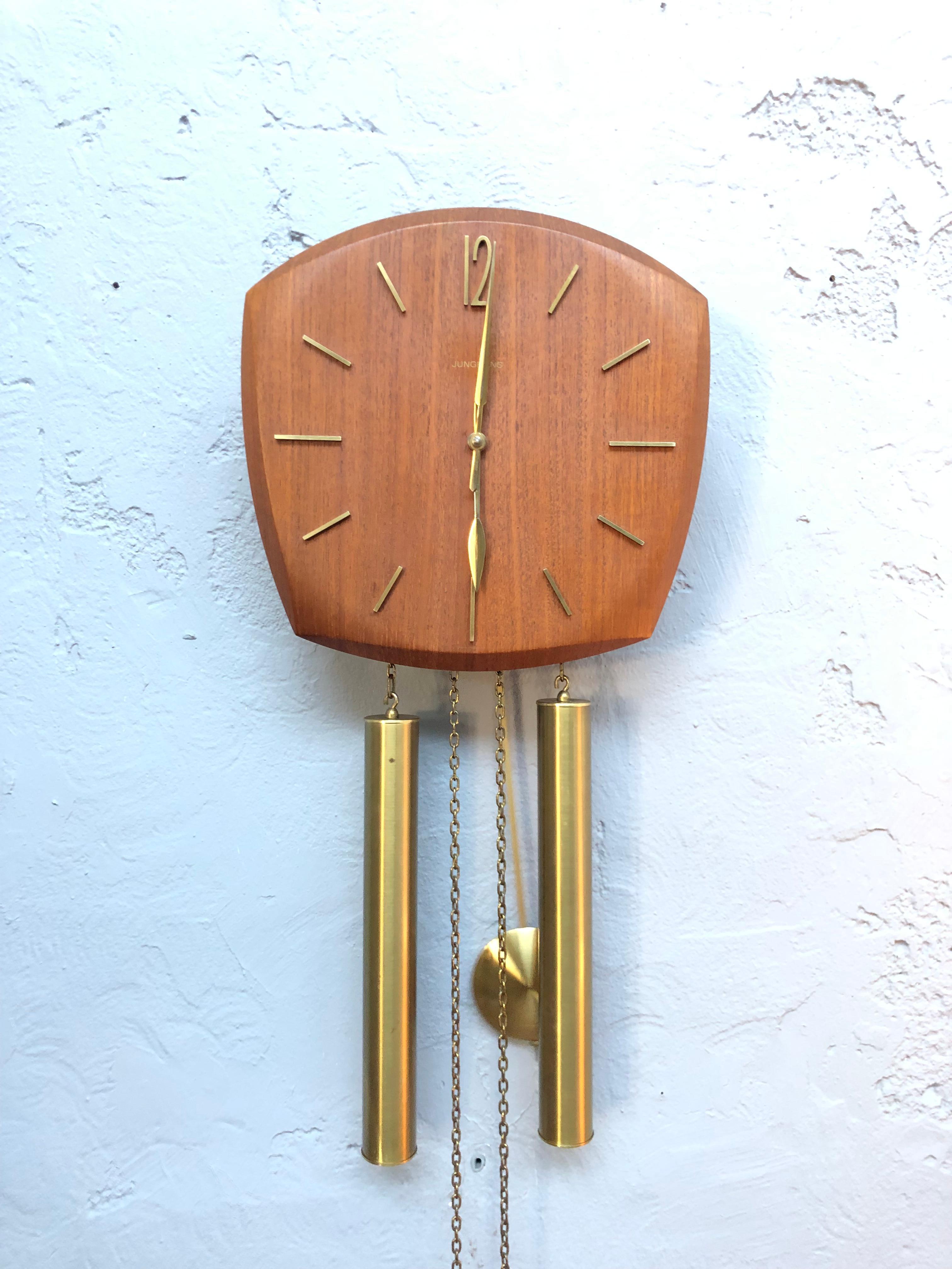 Vintage Junghans pendulum wall clock from the 1960s in oak veneer with brass fittings.
In lovely working condition and with chimes on the half and whole hour that can be switched off if so desired.
A very clean pendulum clock that has been running