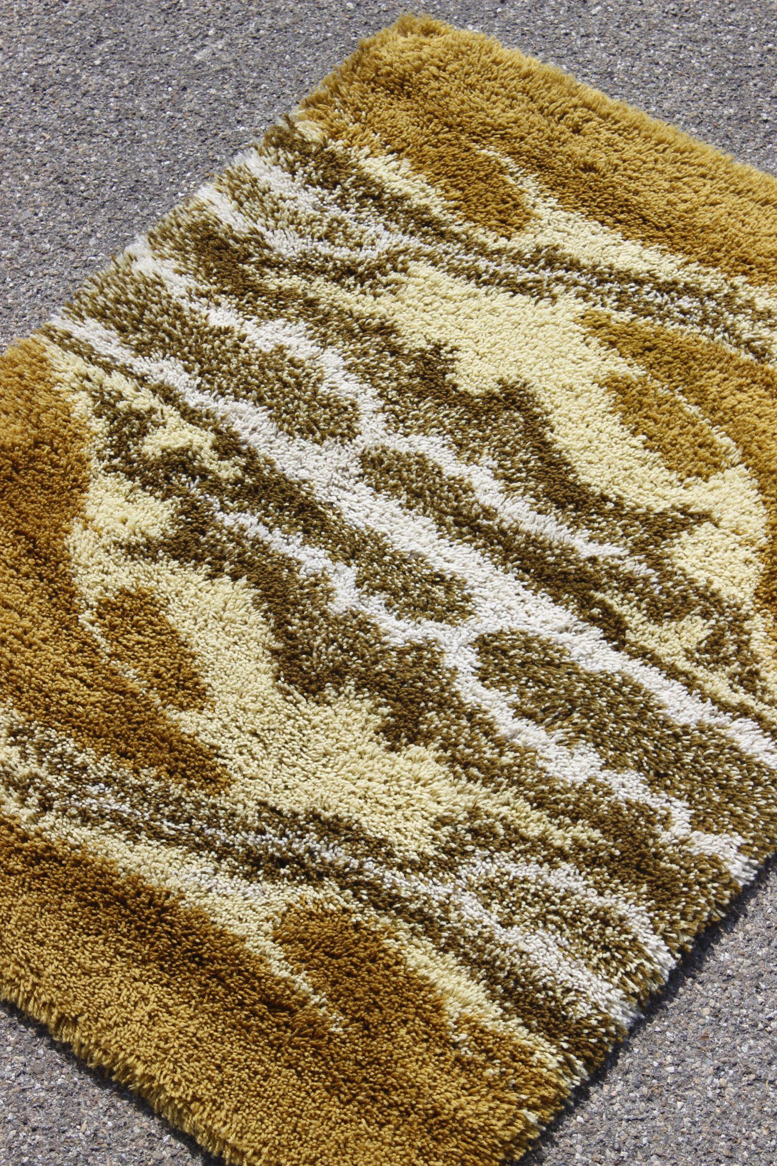 Wool rug with an abstract multicolored motif typical of the 1970s, by Junghans Germany. New old stock, has never been used. 