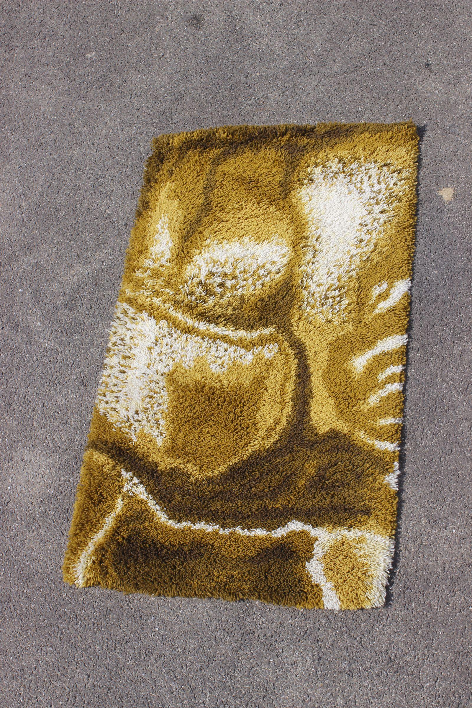 Wool rug with an abstract multicolored motif typical of the 1970s, by Junghans Germany. New old stock, has never been used. 