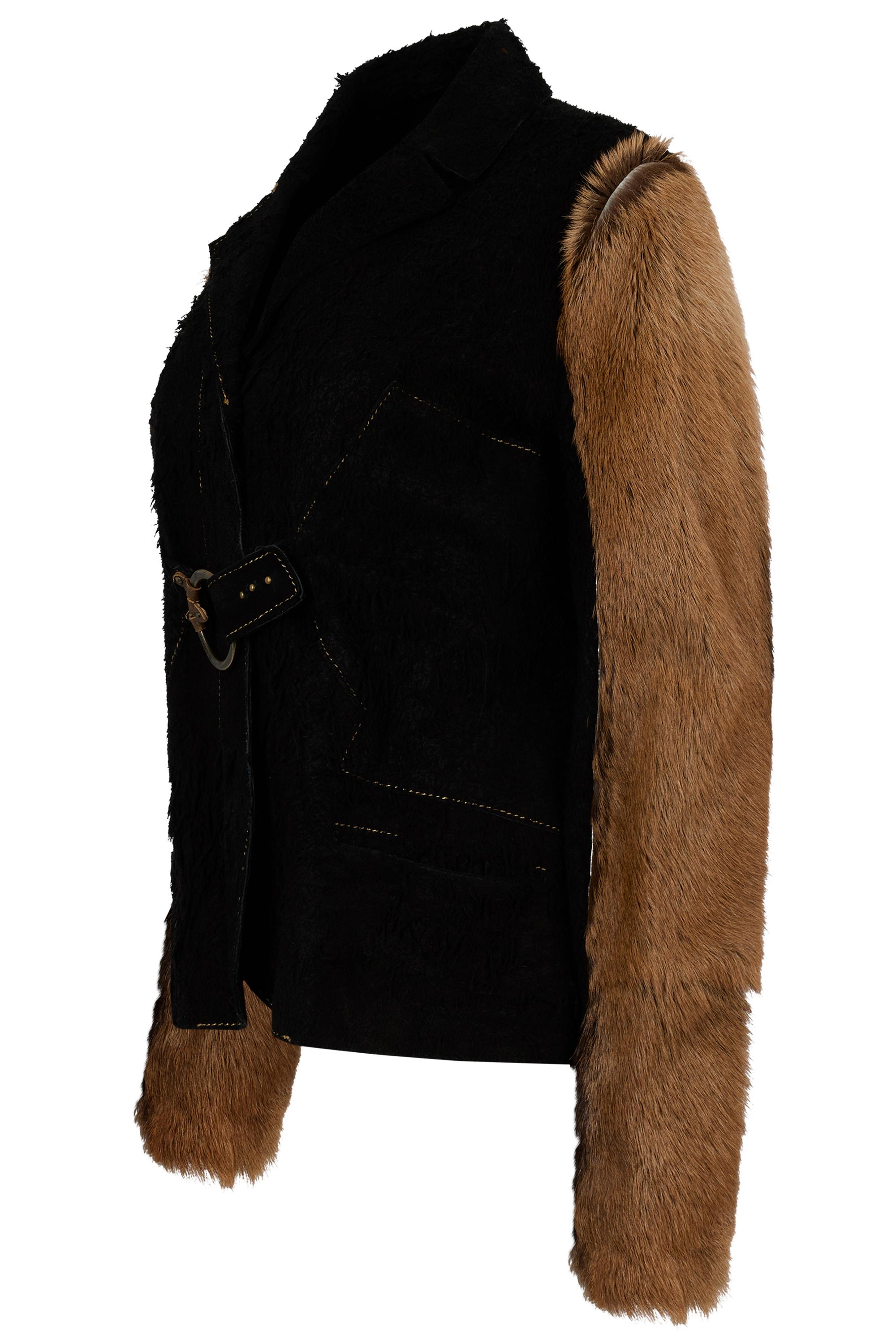 Vintage Just Cavalli 2001 veste en cuir suede distressed avec poils de poney.Cette veste présente un suede noir distressed richement texturé avec des manches en poils de poney contrastantes dans un marron chaud, deux poches latérales.des surpiqûres