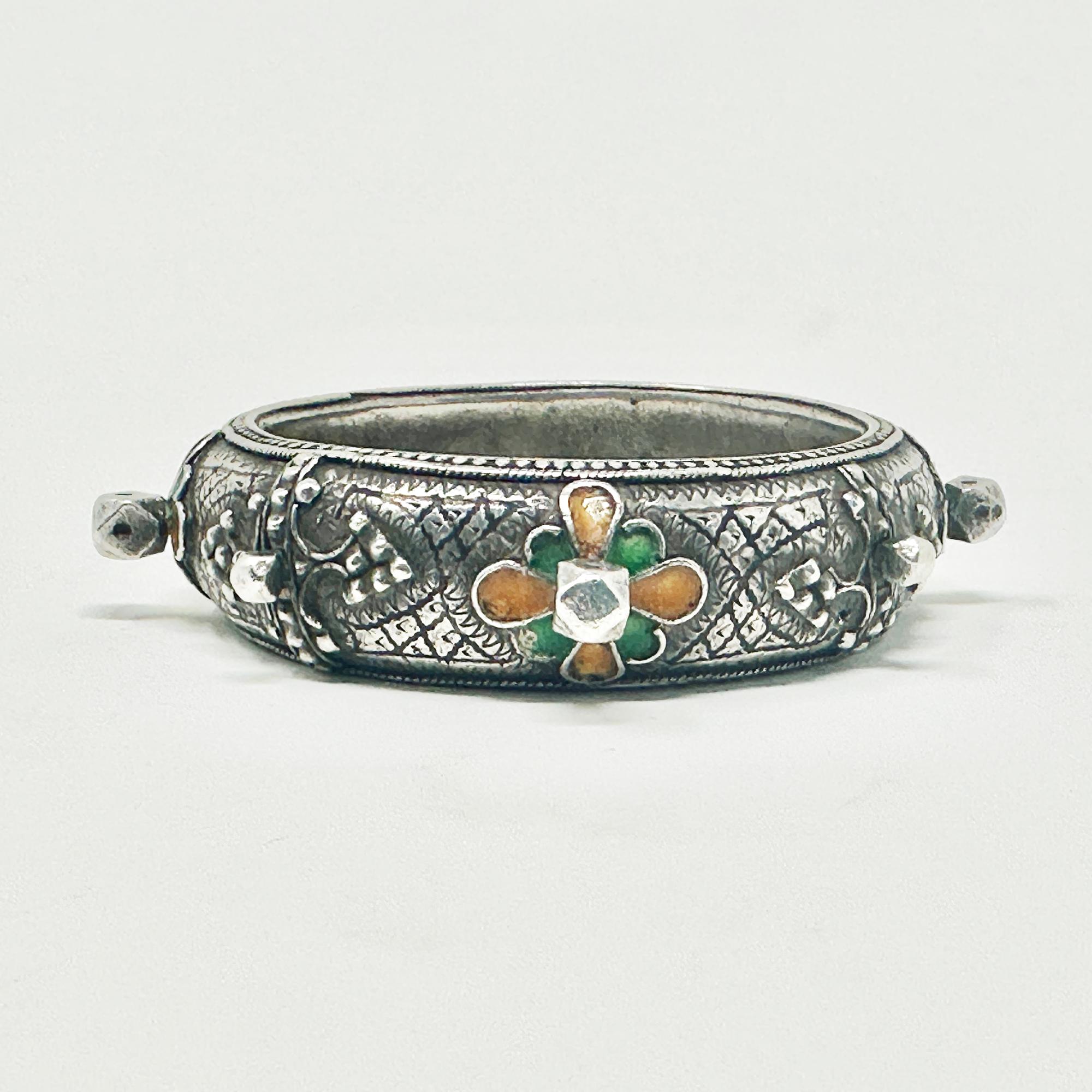 Emaille- und Silberarmband der Kabylen-Berber, Algerien

Ein schönes Vintage-Armband aus grüner und gelber Emaille und Silber vom Volk der Kabylen-Berber in Algerien.
Innendurchmesser ist 2,5 Zoll und es misst .75 Zoll breit. Die gelben