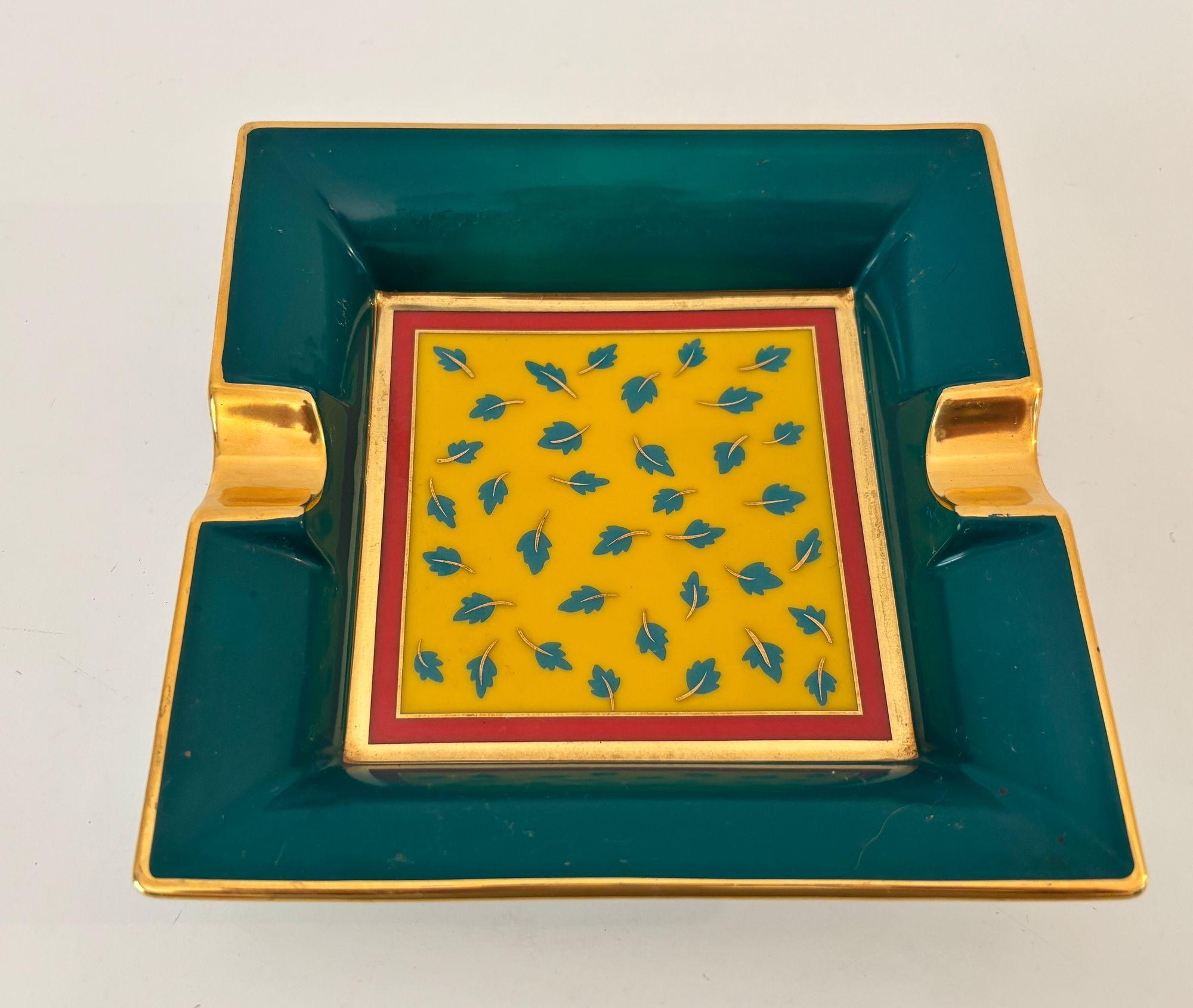 Posacenere in porcellana Kahla d'epoca - Greene & Greene, Germania, 1950 ca.
Elegante e da collezione, questo posacenere quadrato vintage in porcellana di Kahla è stato realizzato in Germania intorno al 1950. Caratterizzato da un ricco smalto verde