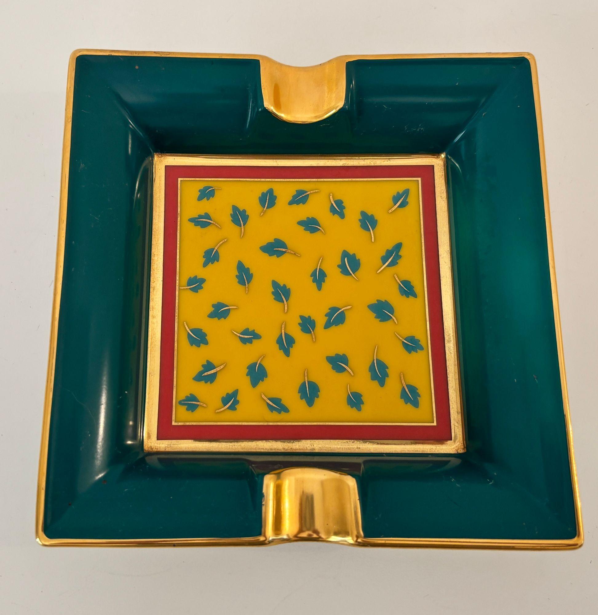 Fatto a mano Posacenere quadrato in porcellana Kahla d'epoca Greene & Greene Germania c.C. 1950 in vendita