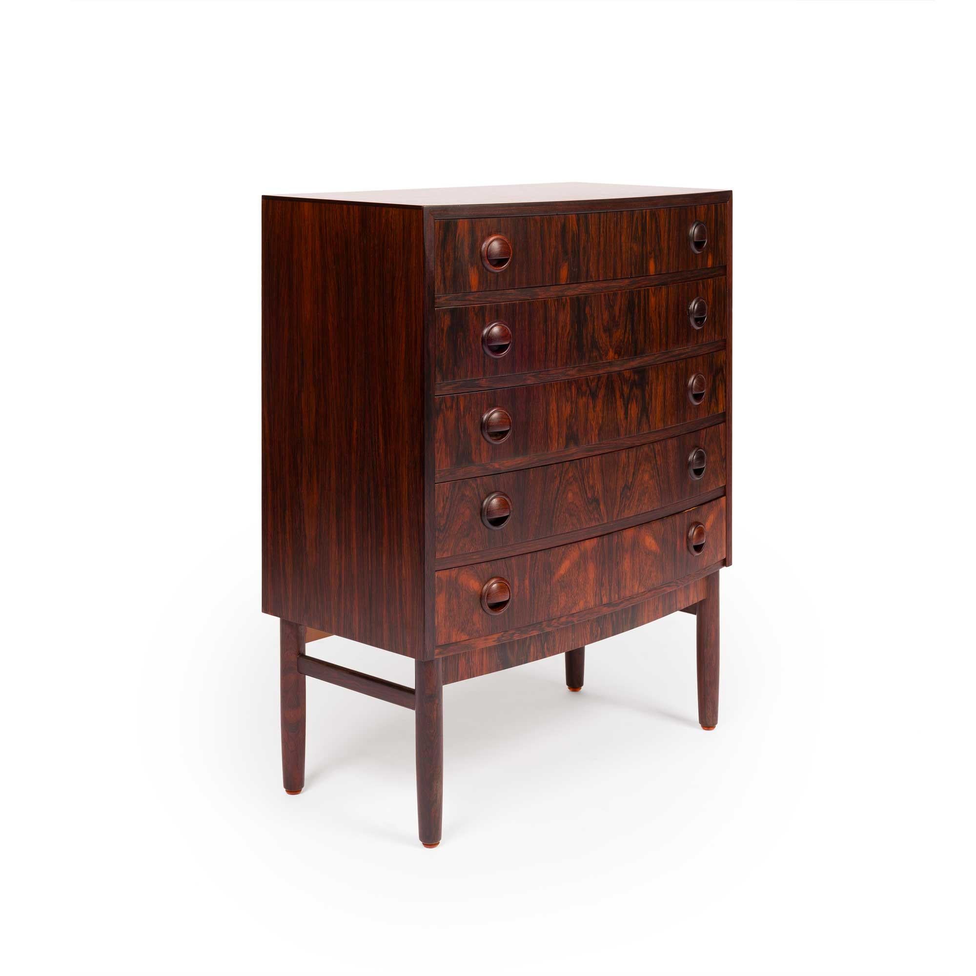 Kai Kristiansen è un rinomato designer di mobili danese, famoso per il suo contributo al movimento moderno di metà secolo. Nato nel 1929, iniziò la sua carriera come ebanista e successivamente si formò alla prestigiosa Royal Academy of Fine Arts