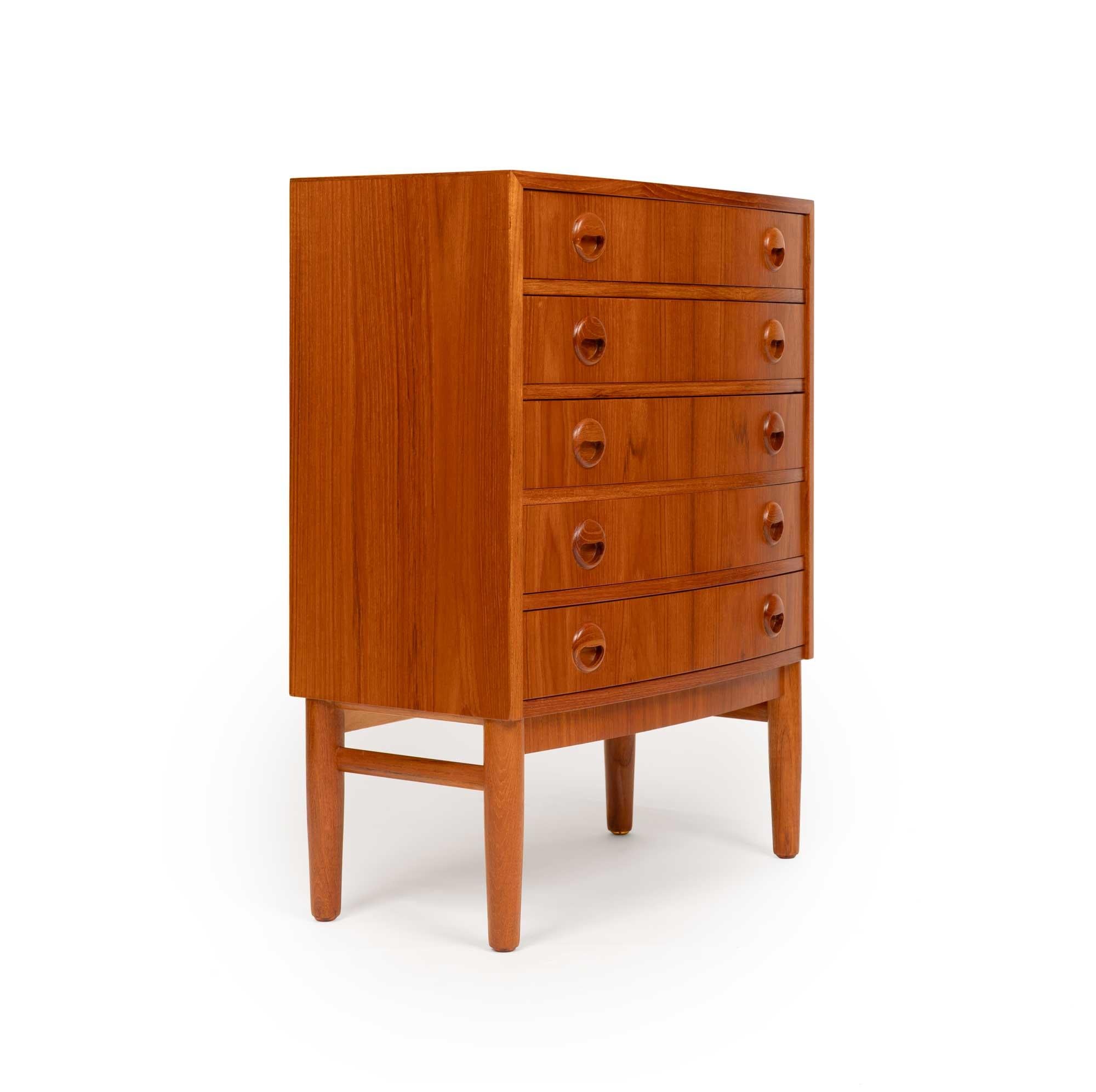 Kai Kristiansen is a renowned Danish furniture designer celebrated for his contribution to the mid-century modern movement. Born in 1929, he began his career as a cabinetmaker and later trained at the prestigious Royal Danish Academy of Fine Arts