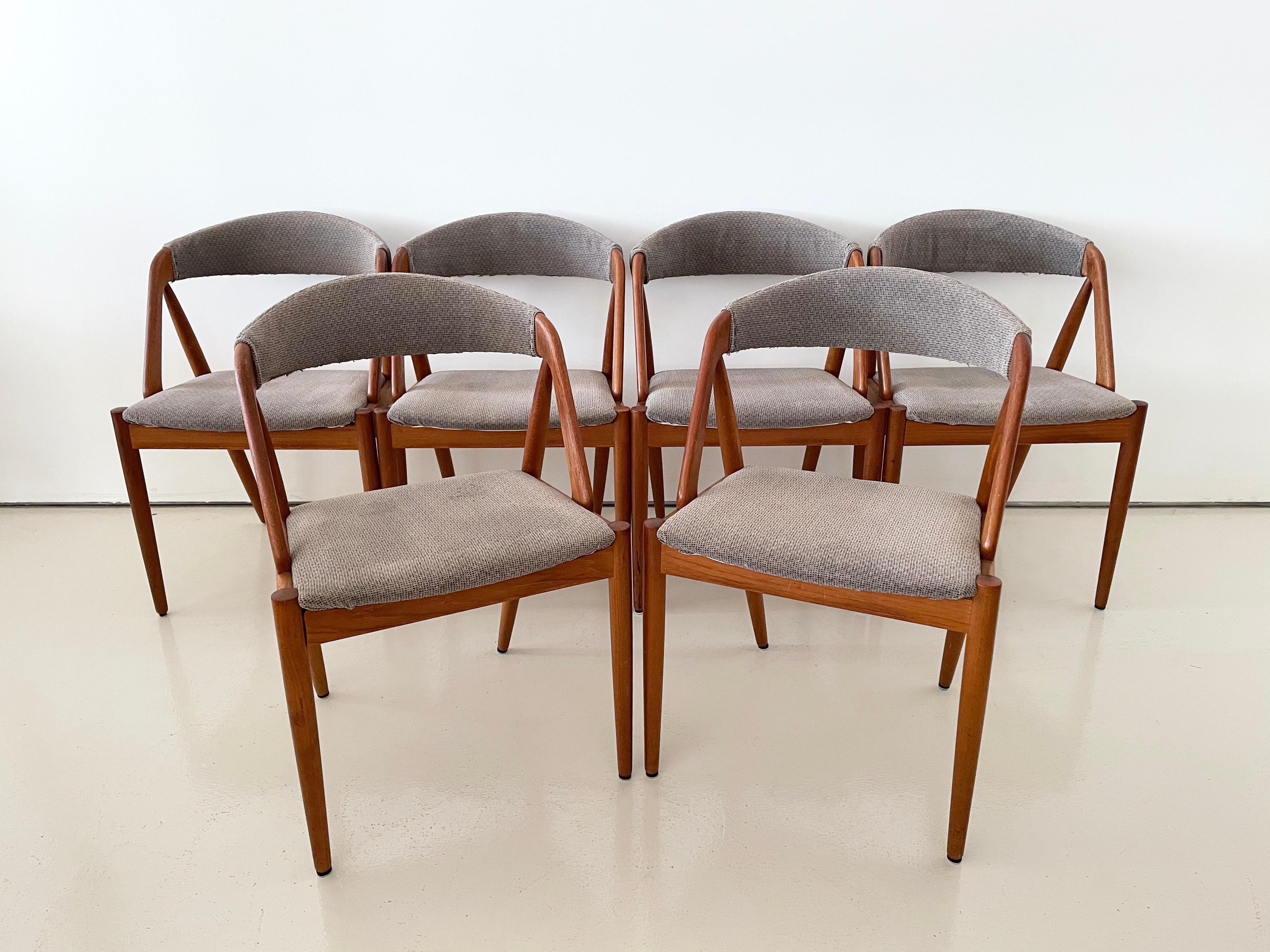 Set di sei pezzi,  Telaio ad A Model 31 del 1960, sedie da pranzo in teak di Kai Kristiansen per Schou Andersens Møbel Fabrik.

La manodopera per il rivestimento personalizzato dei sedili è inclusa nel prezzo (manodopera e materiali, tranne il