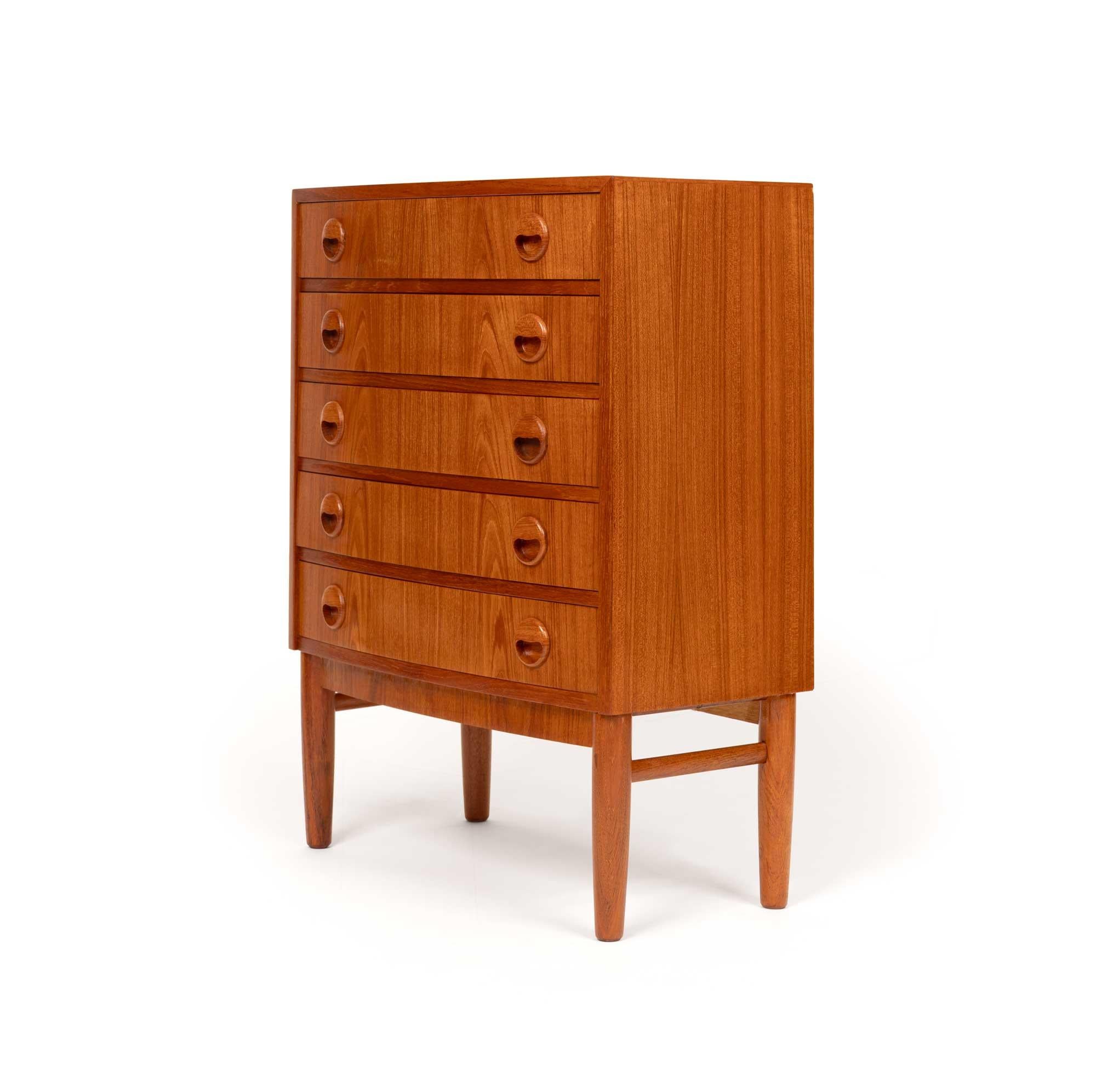 Kai Kristiansen is a renowned Danish furniture designer celebrated for his contribution to the mid-century modern movement. Born in 1929, he began his career as a cabinetmaker and later trained at the prestigious Royal Danish Academy of Fine Arts