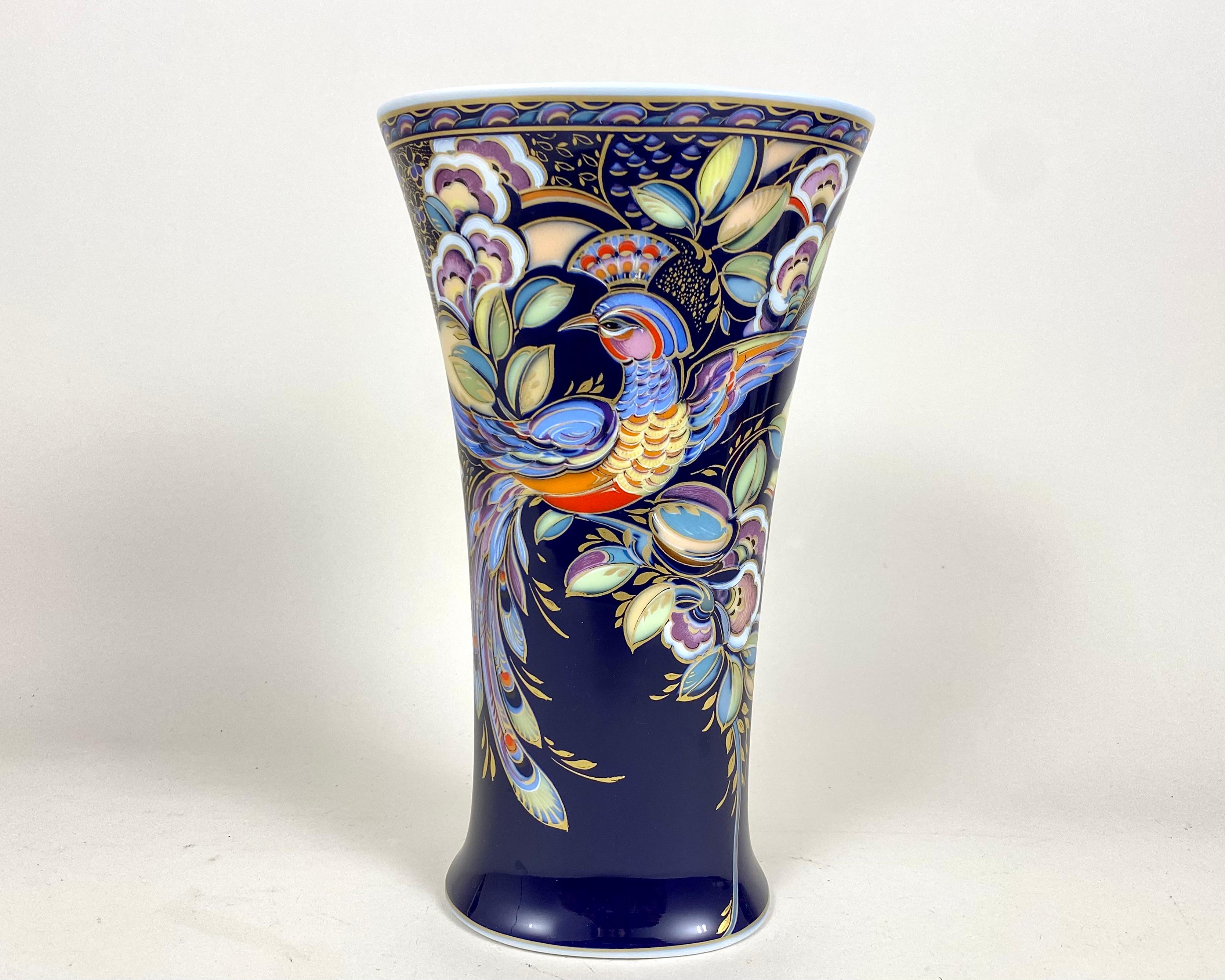 Vintage-Sammelvase mit einem pfauenähnlichen Fantasievogel aus einer der berühmtesten Porzellanmanufakturen Deutschlands, Kaiser, 1980er Jahre.

