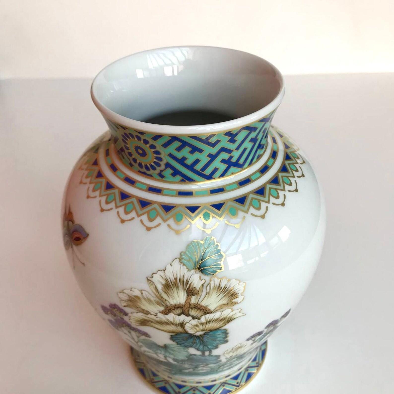 Vintage vase with lid from Kaiser Germany.

Magnificent vase with floral pattern.

Monarchin series vase.

Designer K. Nossek.

Vintage. 

1970s.

Porcelain.

Handmade.

Limited edition. Only one available.

In excellent condition,