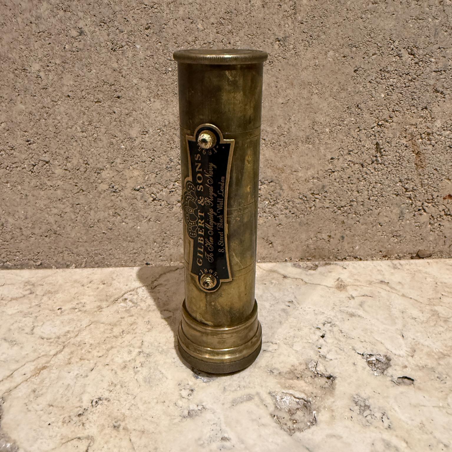 Pour votre considération, Vintage By Kaleidoscope Brass Unique Kaleidoscope by Gilbert & Sons London. 

Dimensions : 5,5 x 1,5 diamètre. 

N'hésitez pas à jeter un coup d'œil à nos annonces, nous avons une incroyable collection d'objets difficiles à