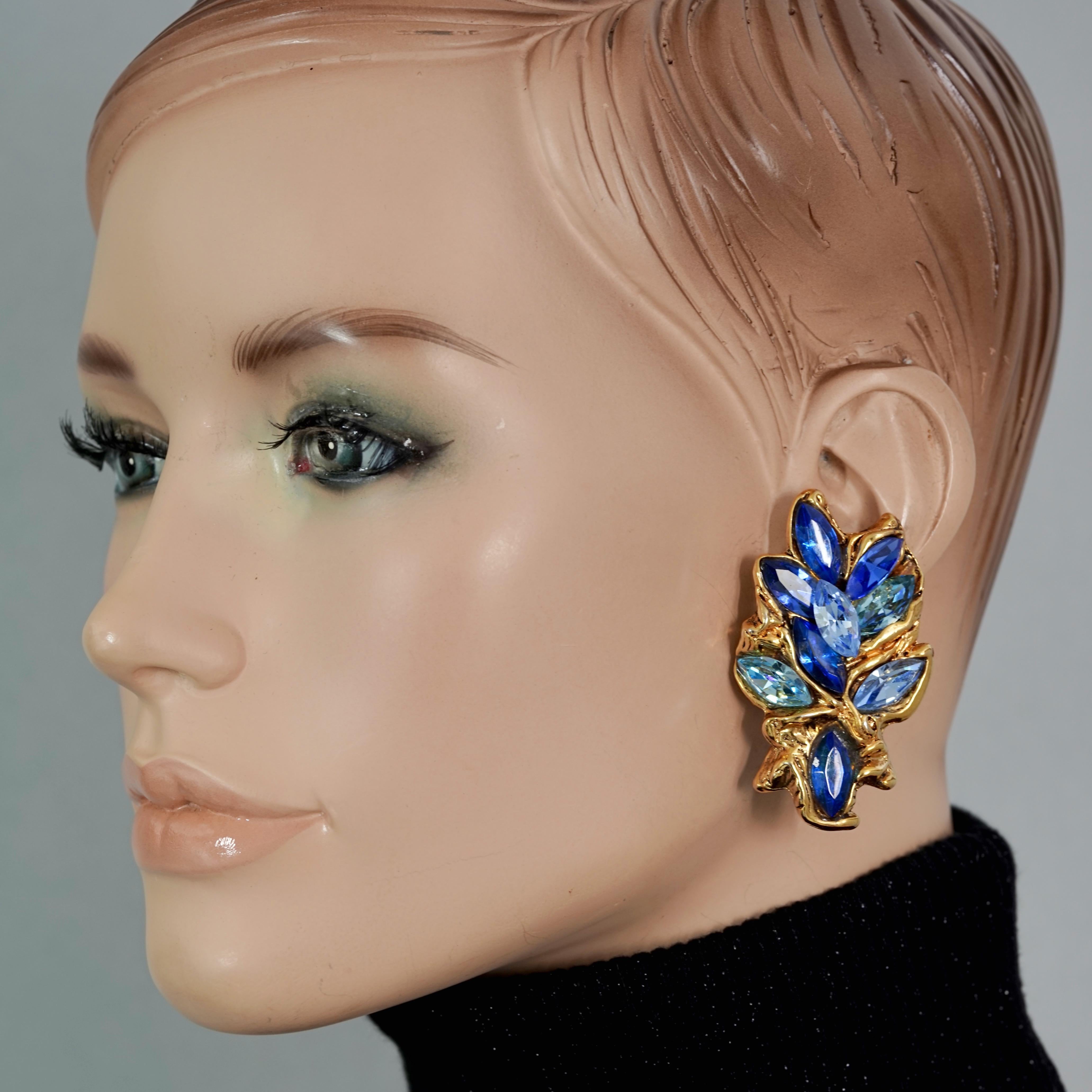 Vintage KALINGER PARIS Blue Rhinestones Massive Jewelled Earrings

Measurements:
Height: 2.28 inches (5.8 cm)
Width: 1.38 inches (3.5 cm)
Weight per Earring: 31 grams

Features:
- 100% Authentic KALINGER PARIS.
- Massive jewelled earrings