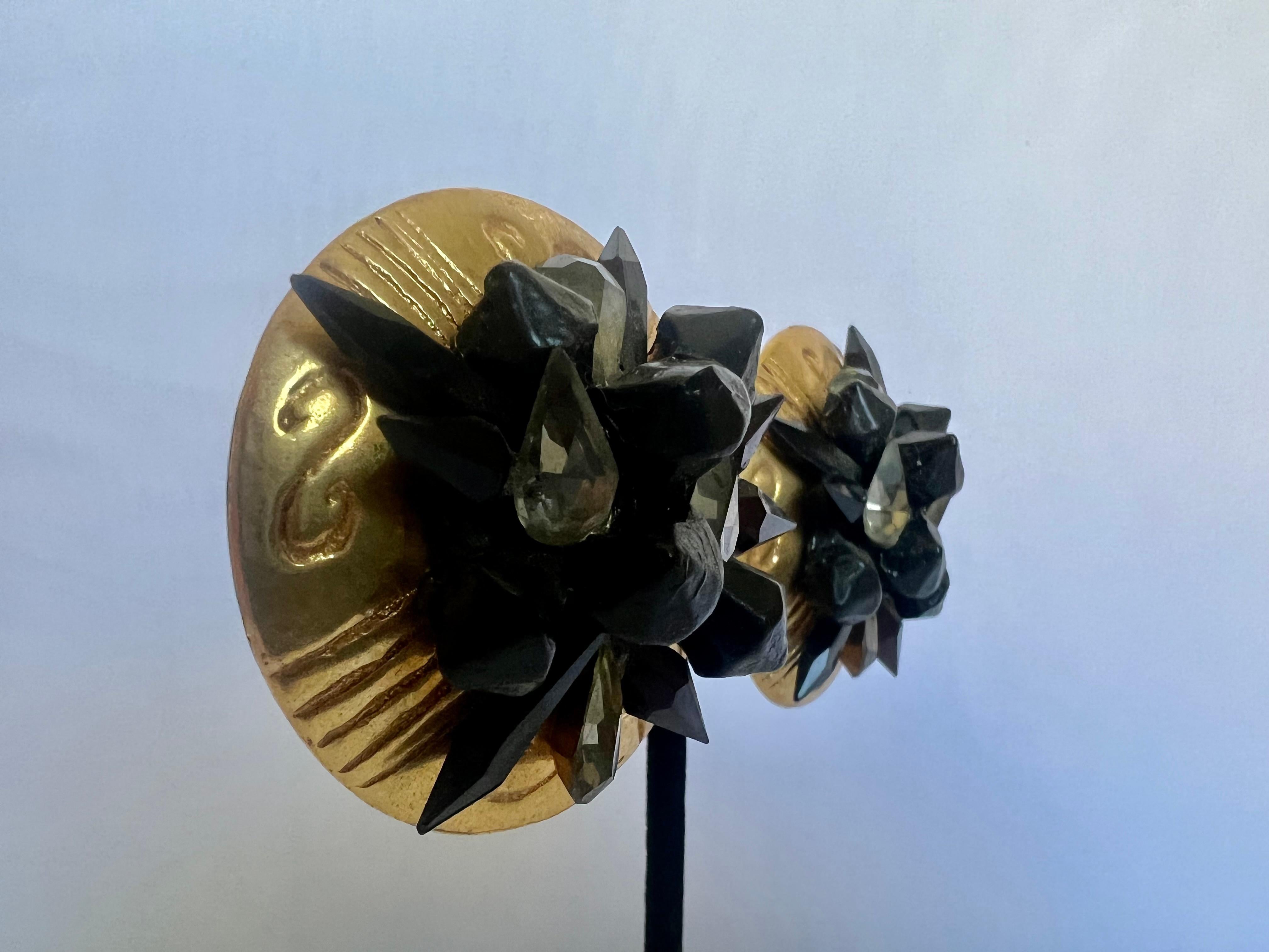 Boucles d'oreilles à clip Vintage Kalinger Paris avec boutons dorés et ornés de cristaux noirs et clairs. 