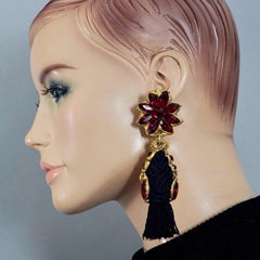 Boucles d'oreilles pendantes vintage Kalinger Paris avec passementerie en forme de fleur rouge ornée de pierres précieuses et de pompons