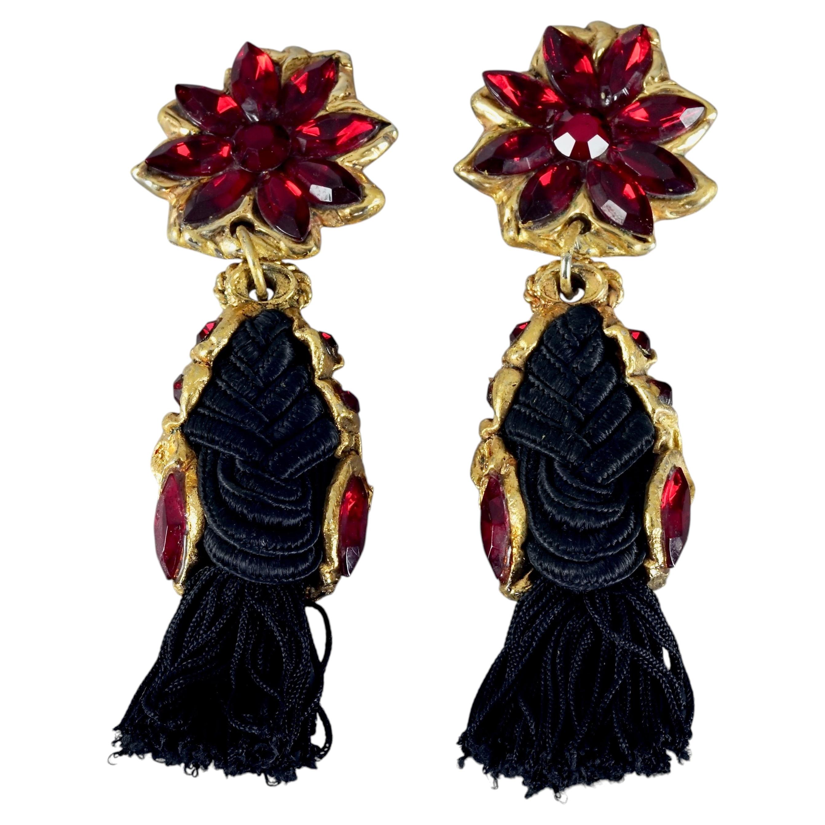 Orecchini pendenti vintage Kalinger Paris con passamaneria a forma di fiore rosso tempestato di gioielli e nappine