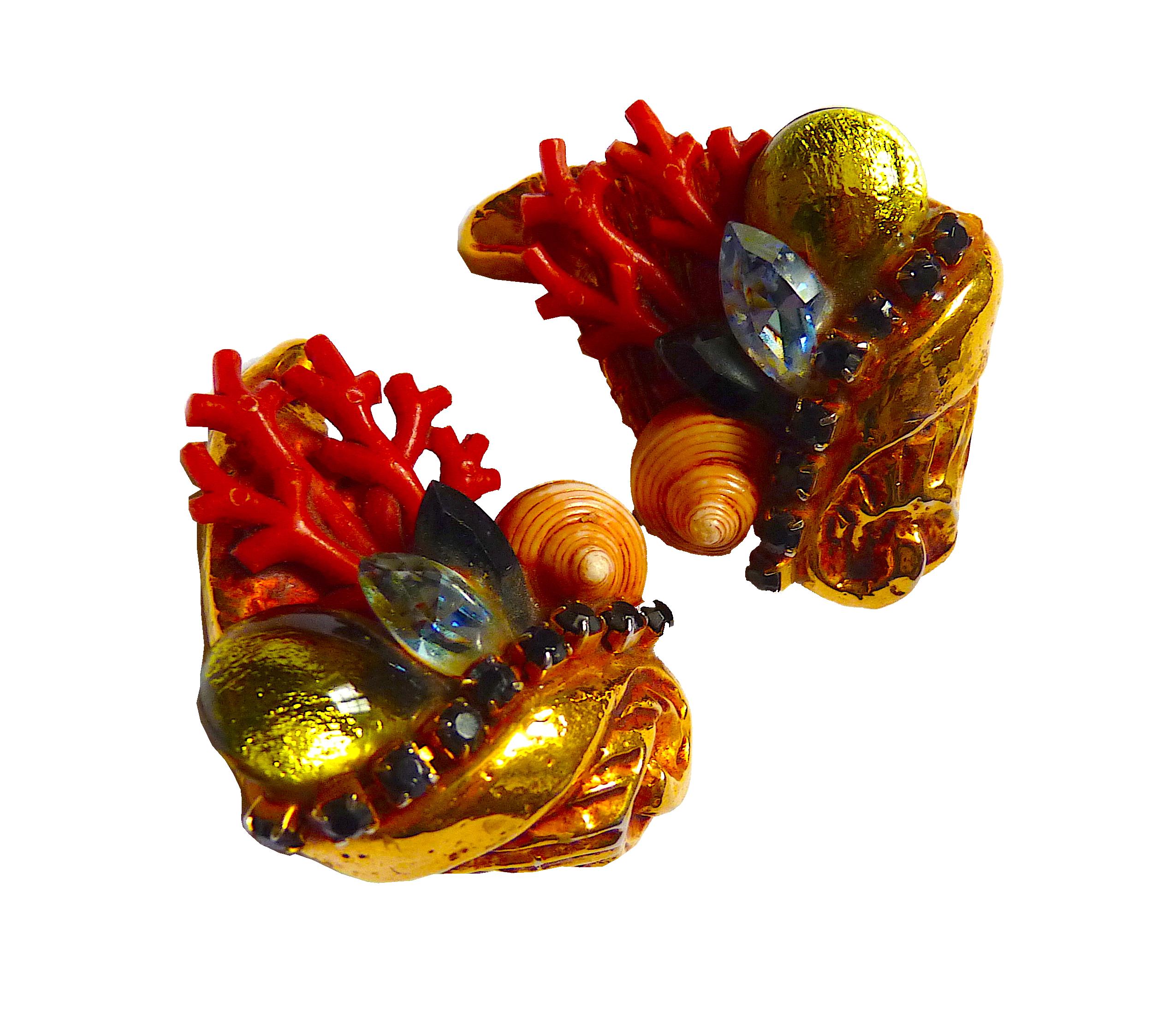 Boucles d'oreilles à clip Kalinger Paris en métal doré ornées de coquillages naturels exquis, de perles de verre rouges et vertes, de cristaux bleus et verts, vintage des années 1980

Signé KALINGER PARIS au dos de chaque clip

Condit : Très belle