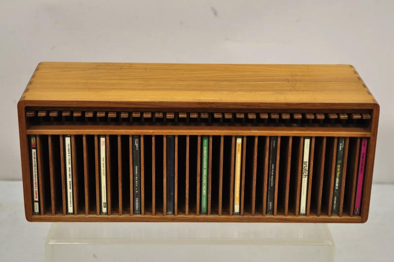Vintage Kalmar Designs Teak Wood Mid Century Modern 30 Slot CD Rack Holder Organizer (B). L'articolo presenta una struttura in legno massiccio di teak con incastro a coda di rondine e leve in legno che premono verso il basso per far uscire il CD.