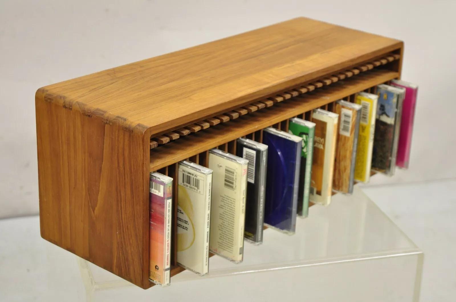 Vintage Kalmar Teak Wood Mid Century Modern 30 Slot CD Rack Holder Organizer (B) In condizioni buone a Philadelphia, PA