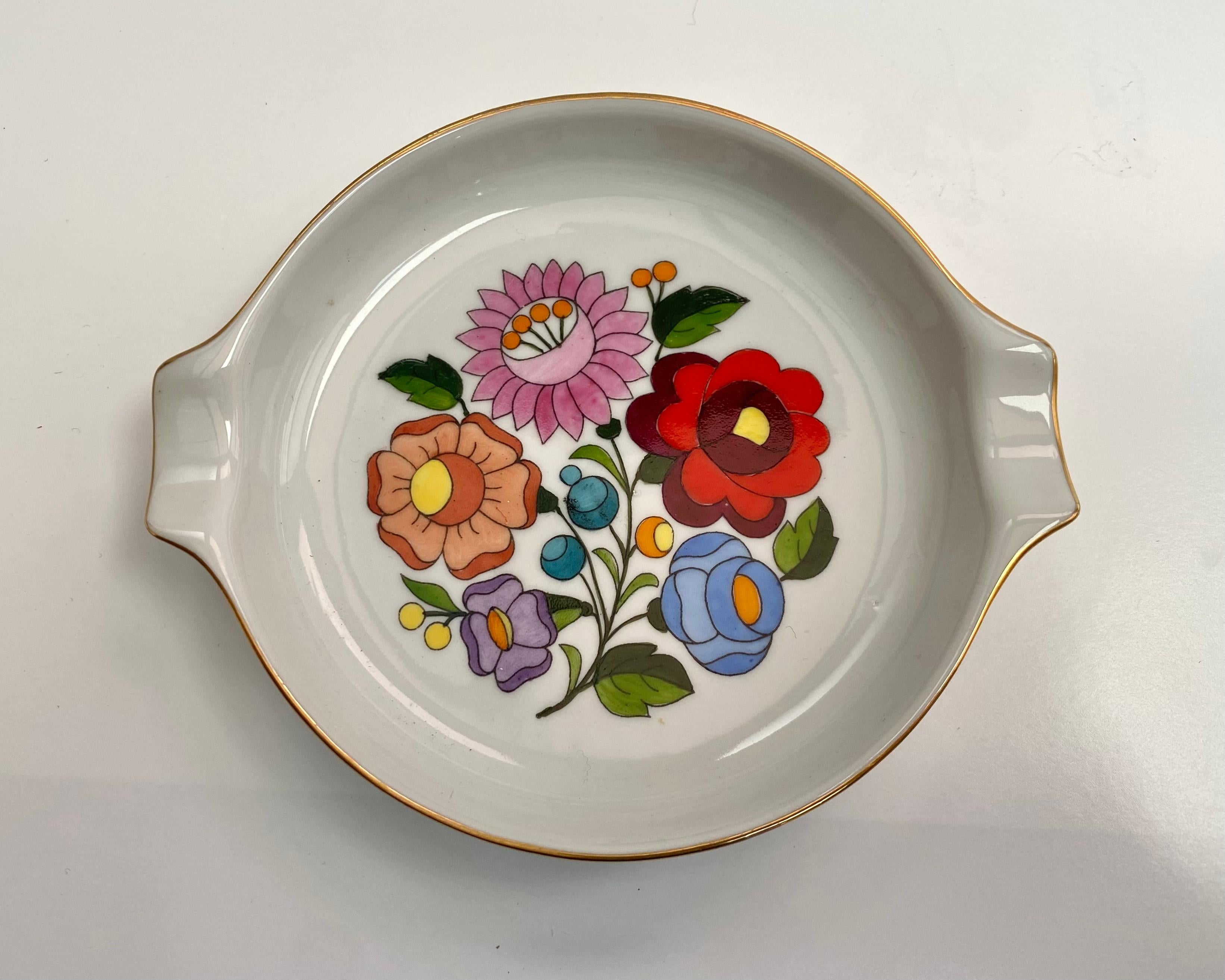 Juego de cenicero y vaso de chupito pintados a mano Vintage Kalocsa 6 Años 70 Arte popular en Excelente estado para la venta en Bastogne, BE