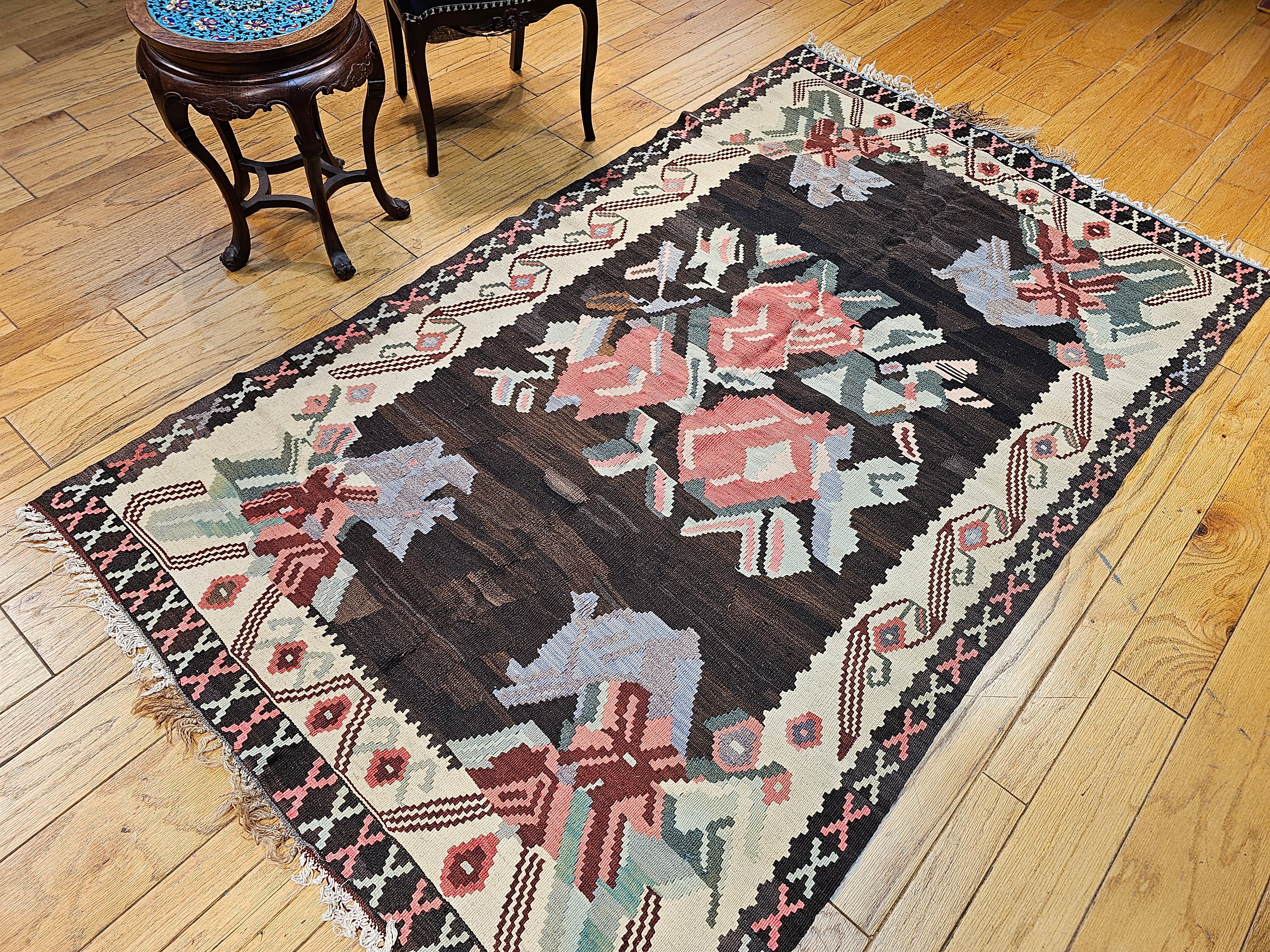 Vintage Karabagh Kilim mit Blumenmuster in Dunkelbraun, Schwarz, Elfenbein, Rot, Blau im Angebot 7