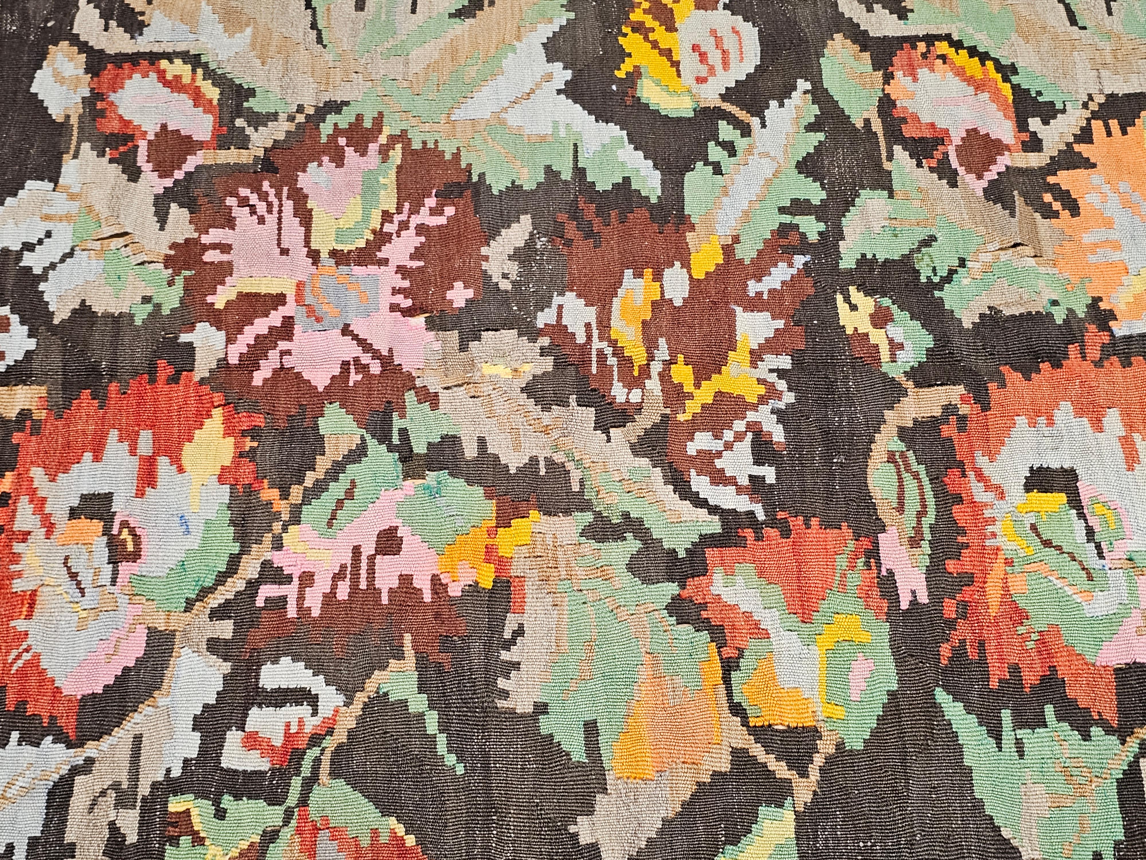 Tapis de couloir Kilim vintage Karabagh avec de grands motifs floraux et des couleurs vives en vente 1